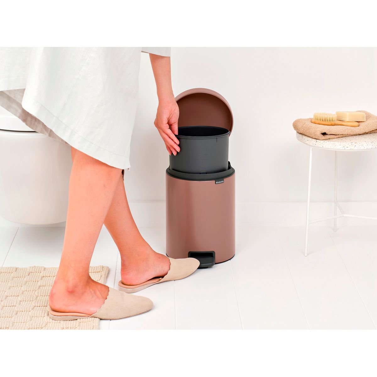 Бак мусорный Brabantia NewIcon с педалью светло-коричневый 5л 233982 - фото 8