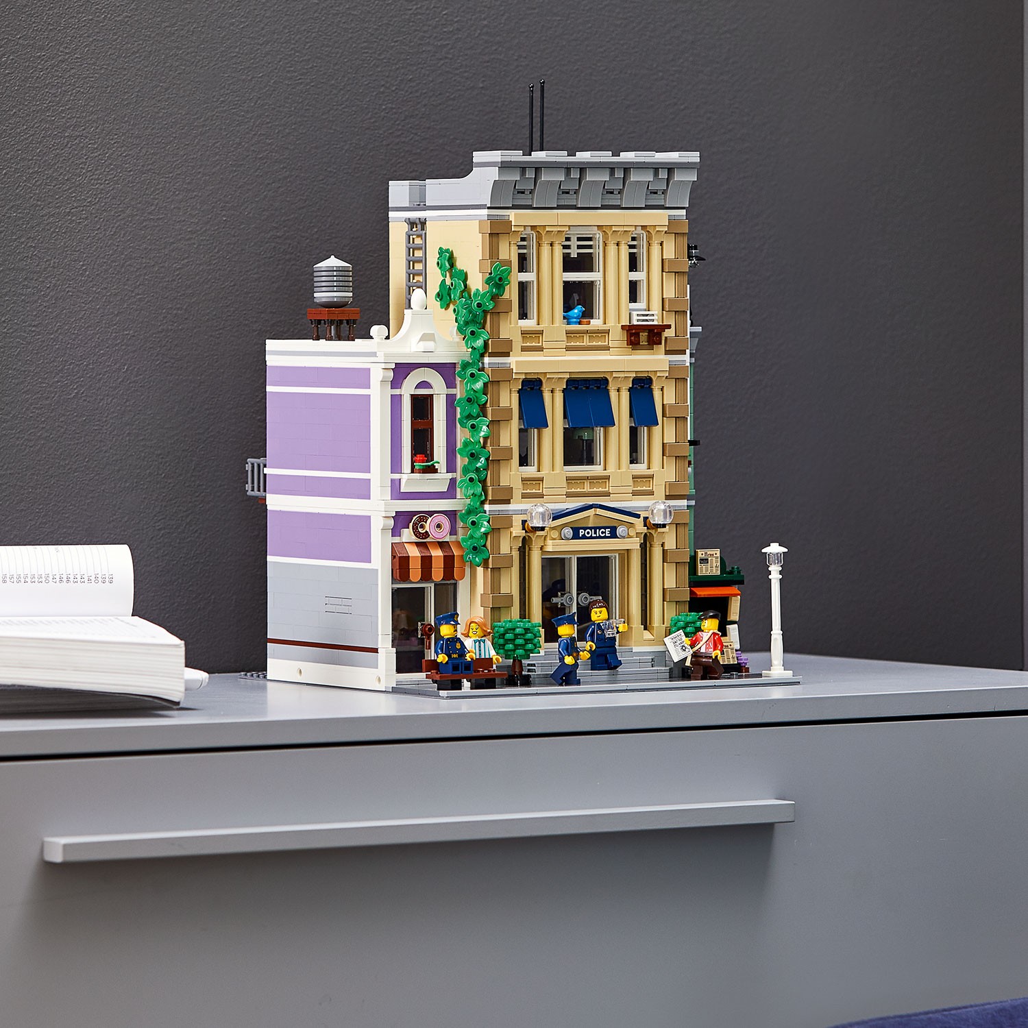 Конструктор LEGO Icons Полицейский участок блочный - фото 8