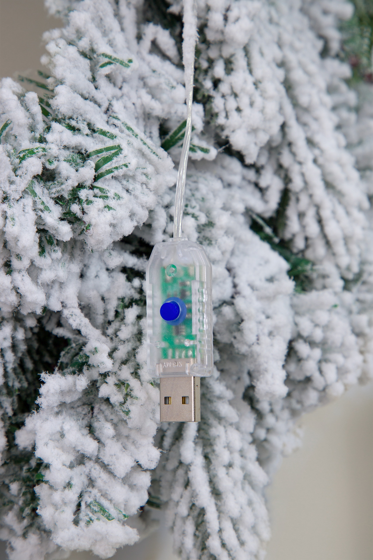 Венок еловый, заснеженный с гирляндой Империя Ёлок 50 см - фото 3