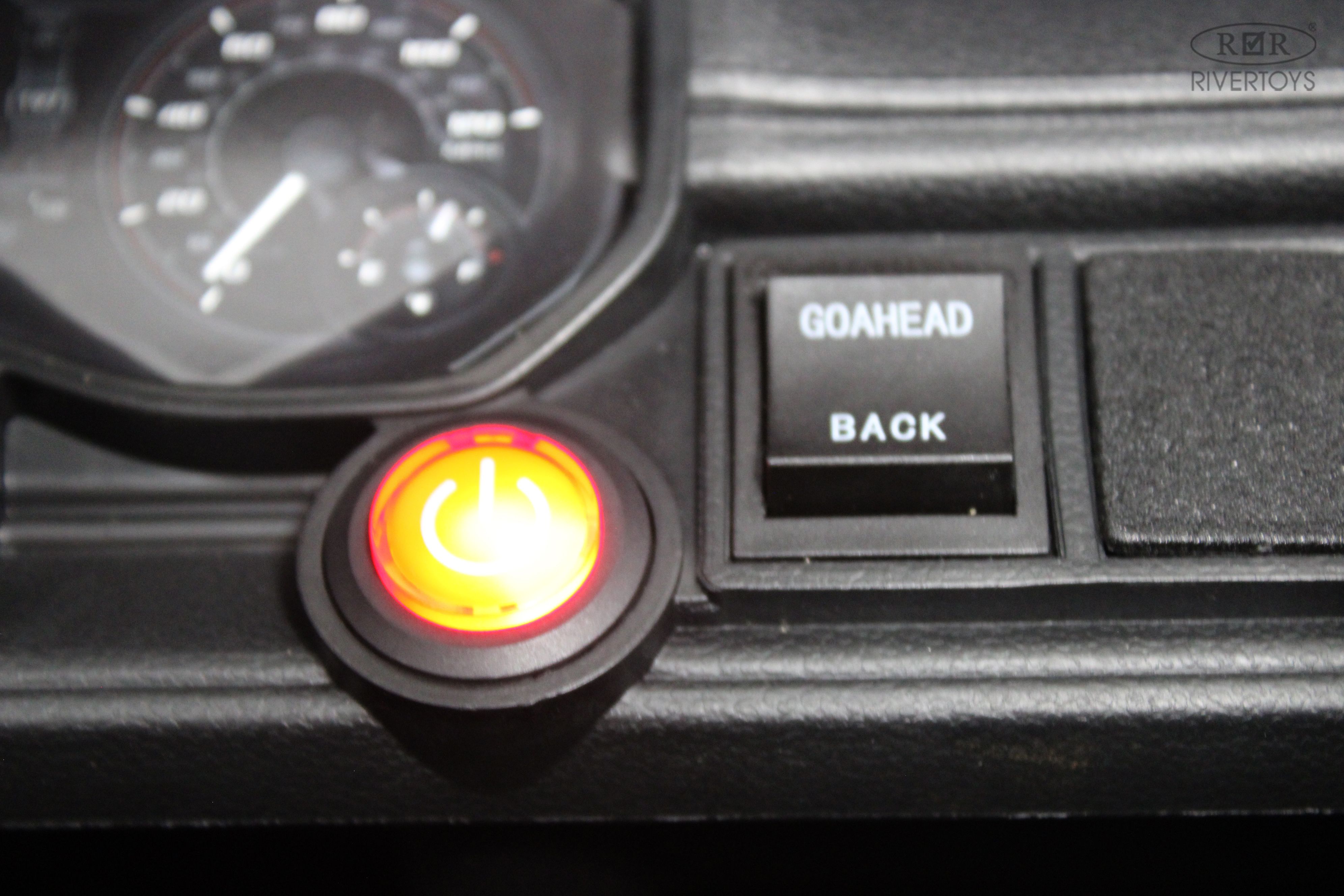 Электромобиль RIVERTOYS O111OO-RAM-BLACK С пультом ДУ - фото 20