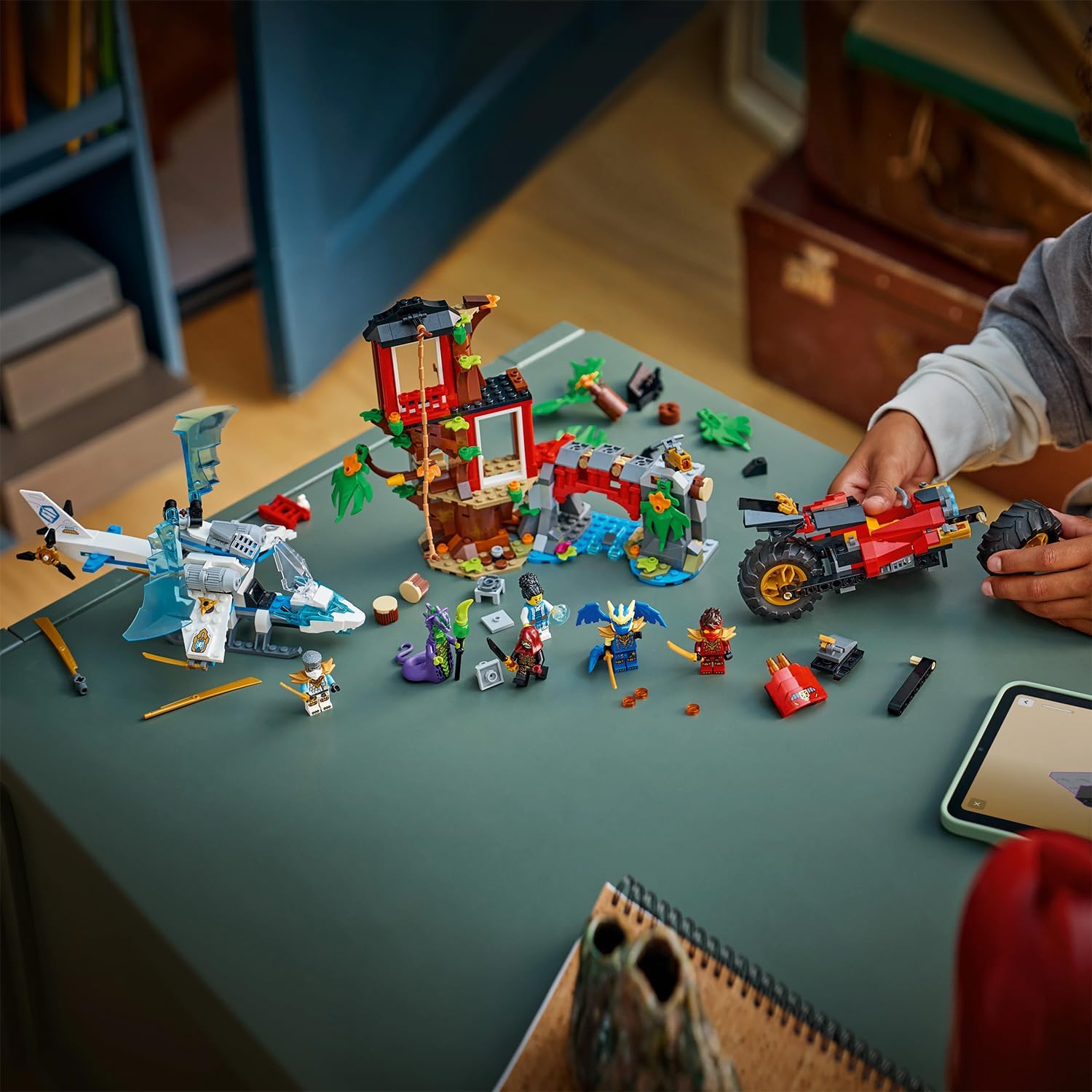 Конструктор LEGO NINJAGO Битва за домик на дереве 642 дет. - фото 8