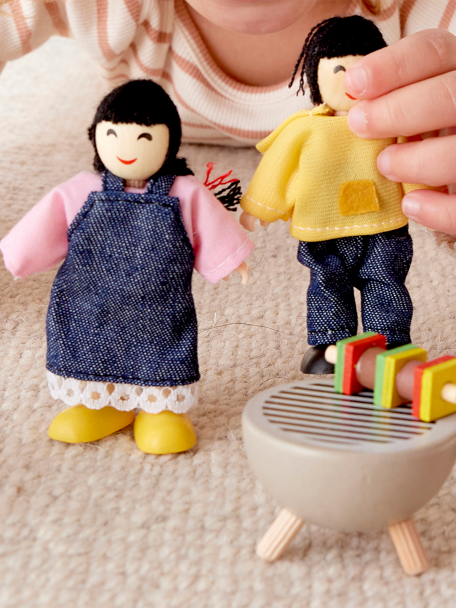 Кукла мини Hape Счастливая семья E3502_HP - фото 3