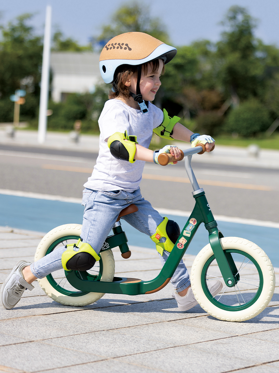 Изображение товара Двухколесный беговел Hape E1090_HP легкий, регулируемый, экологичный зеленый