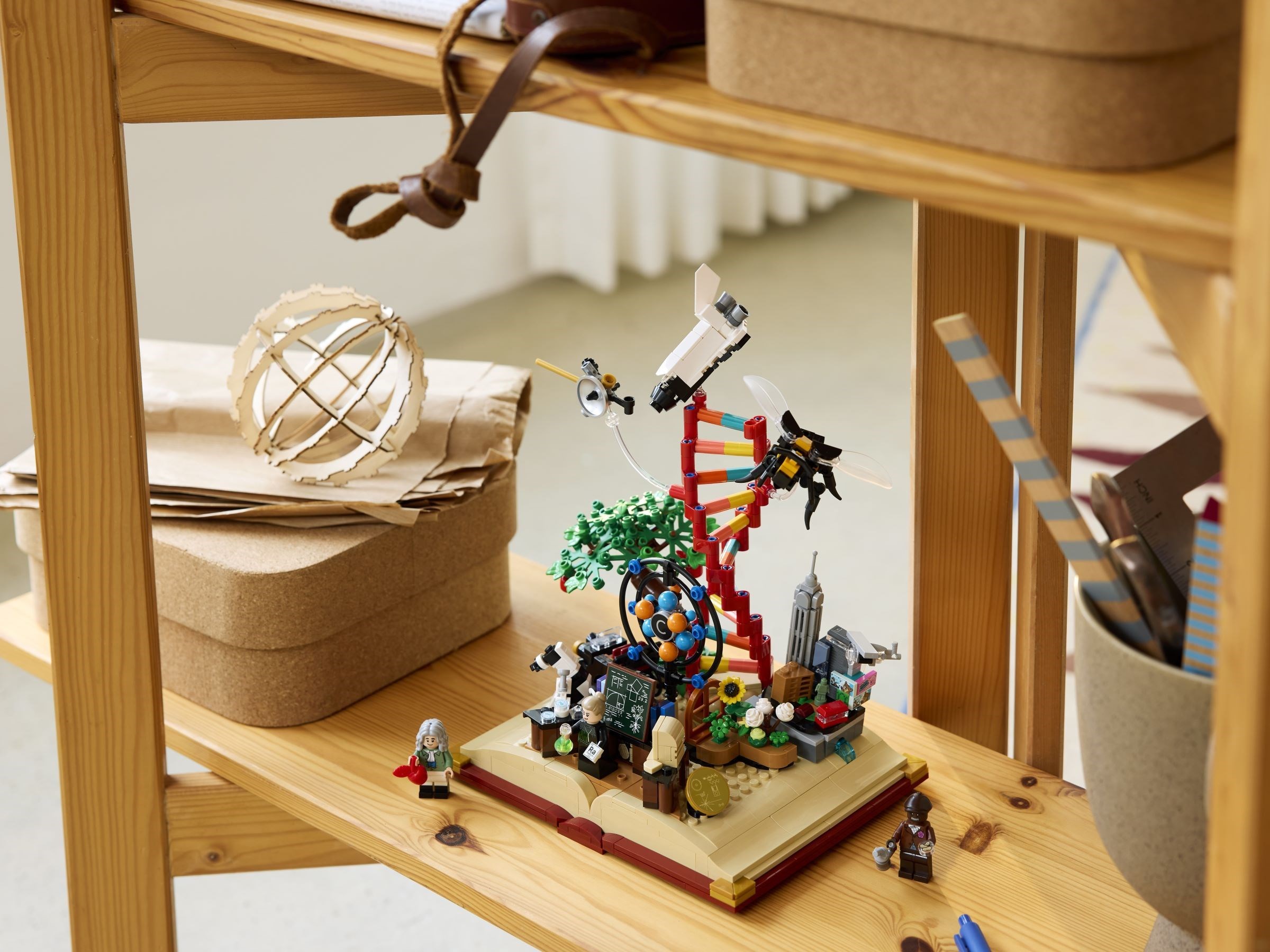 Конструктор LEGO Ideas 21355 879 дет. - фото 7