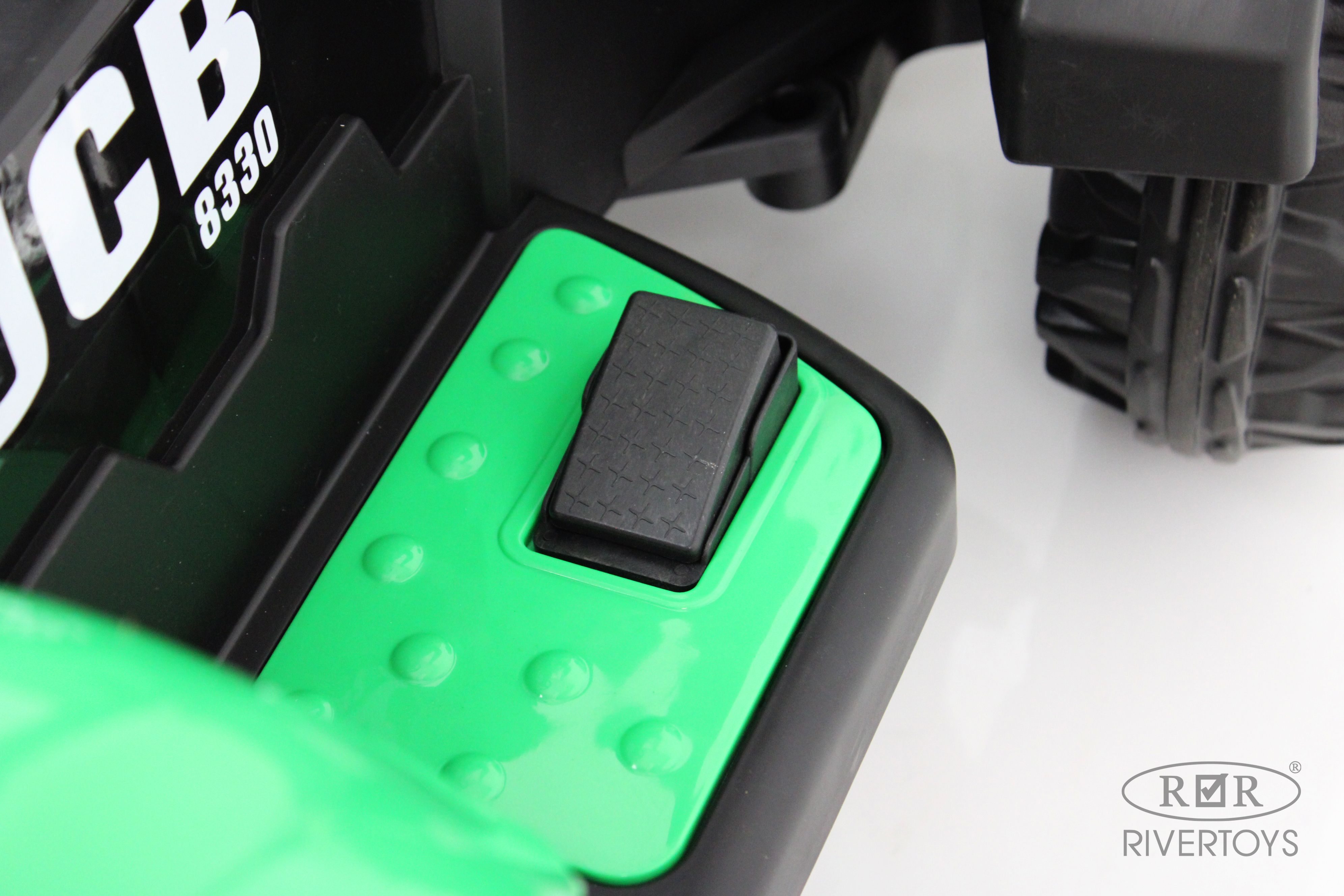 Электромобиль RIVERTOYS O555OO-GREEN С пультом ДУ - фото 21