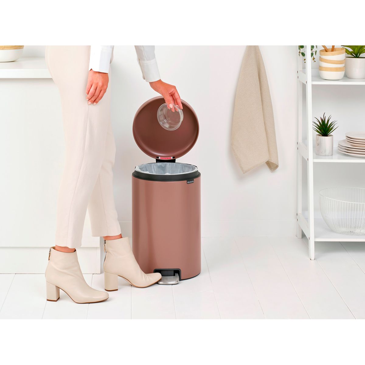 Бак мусорный Brabantia NewIcon с педалью светло-коричневый 20л 234026 - фото 8