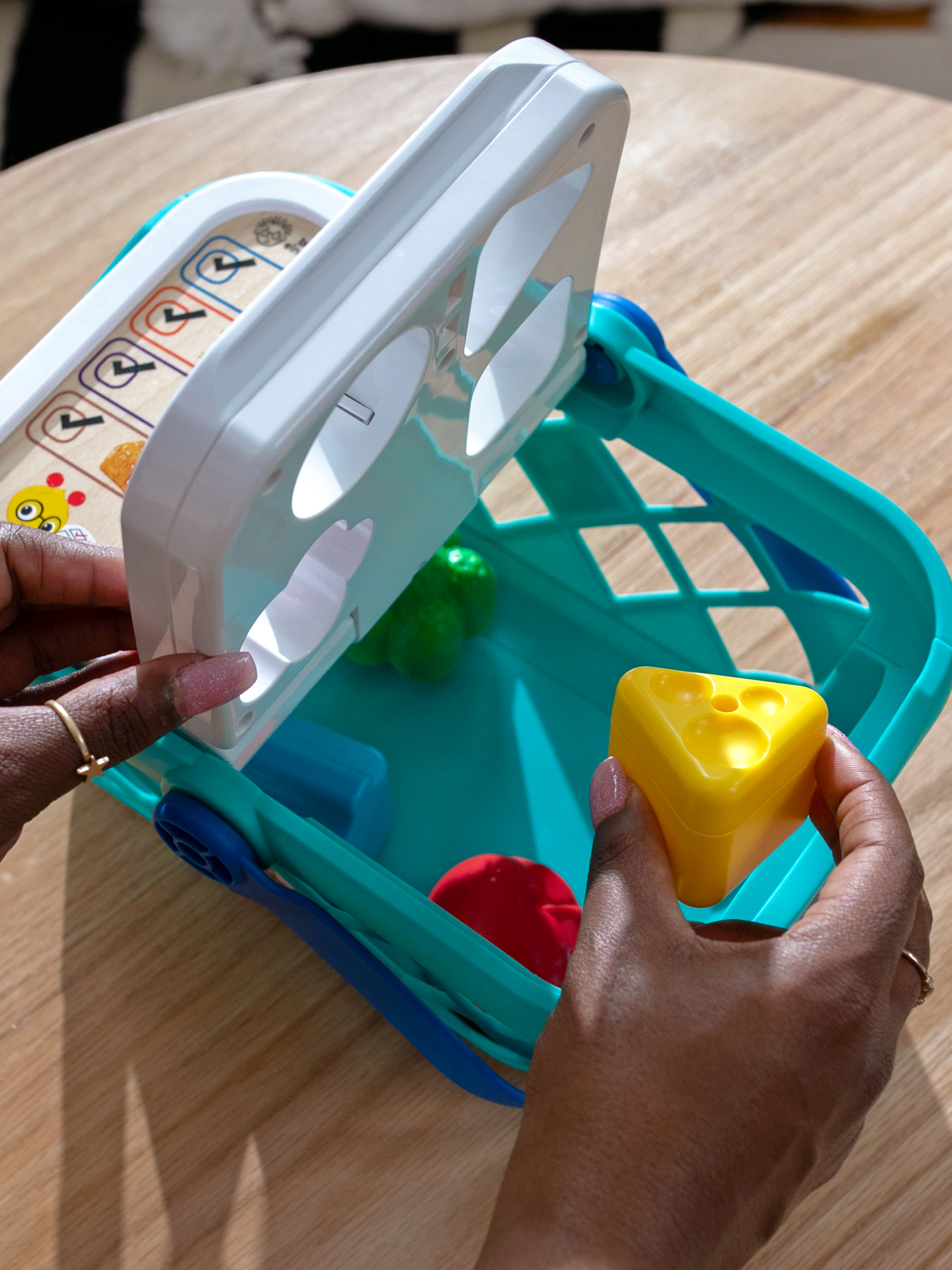 Игровой набор Hape продукты, прилавок, касса, тележки и корзинки - фото 7