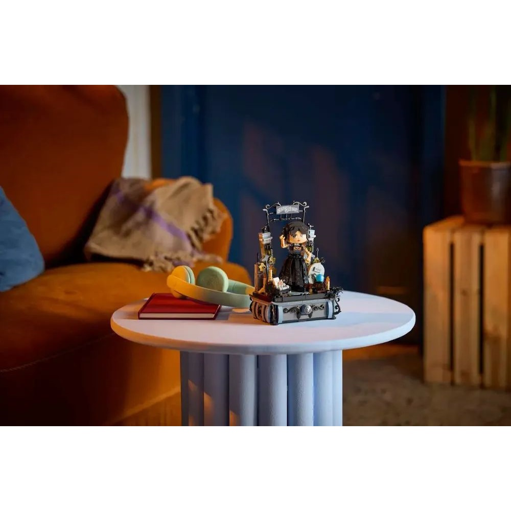 Конструктор LEGO Disney Венсдей Аддамс 702 дет. - фото 11