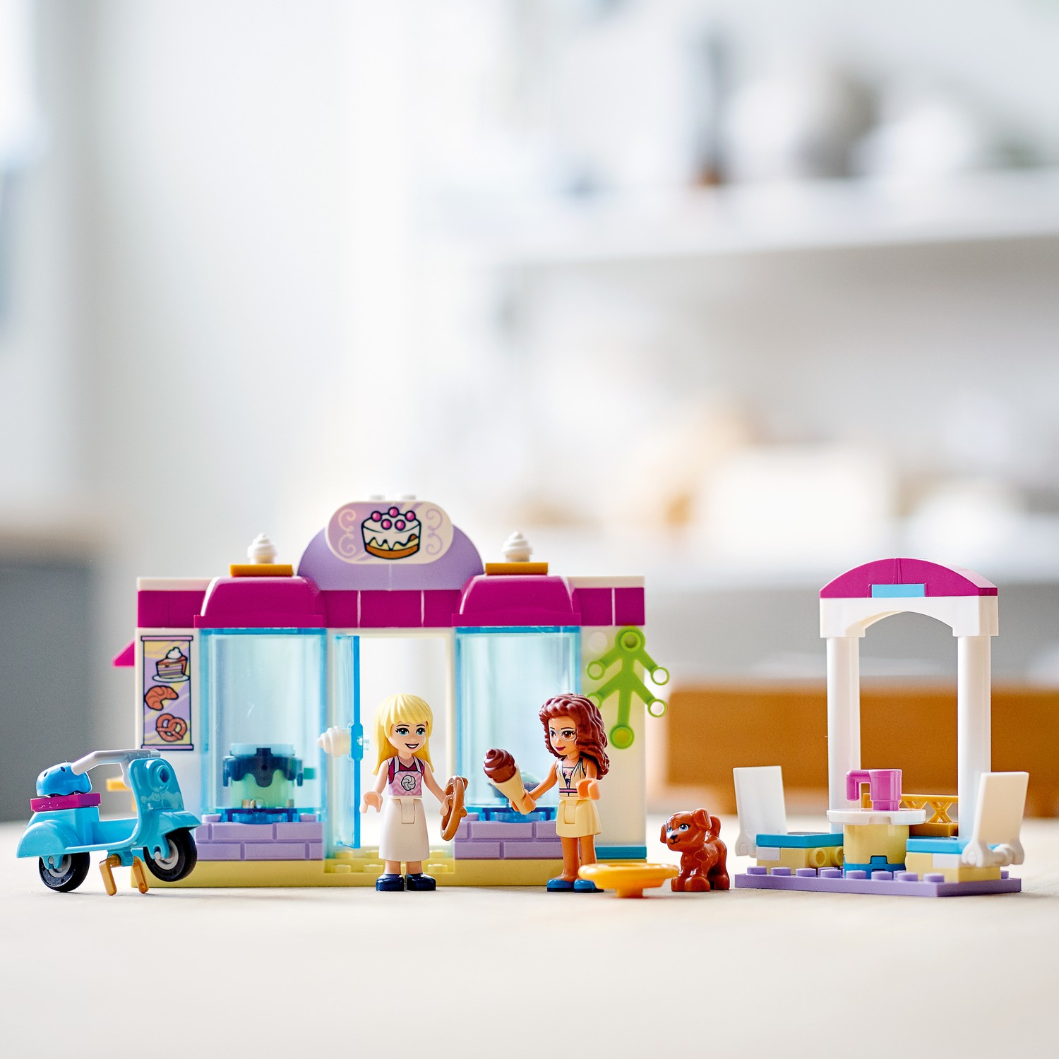 Конструктор LEGO Friends Пекарня Хартлейк-Сити блочный - фото 7