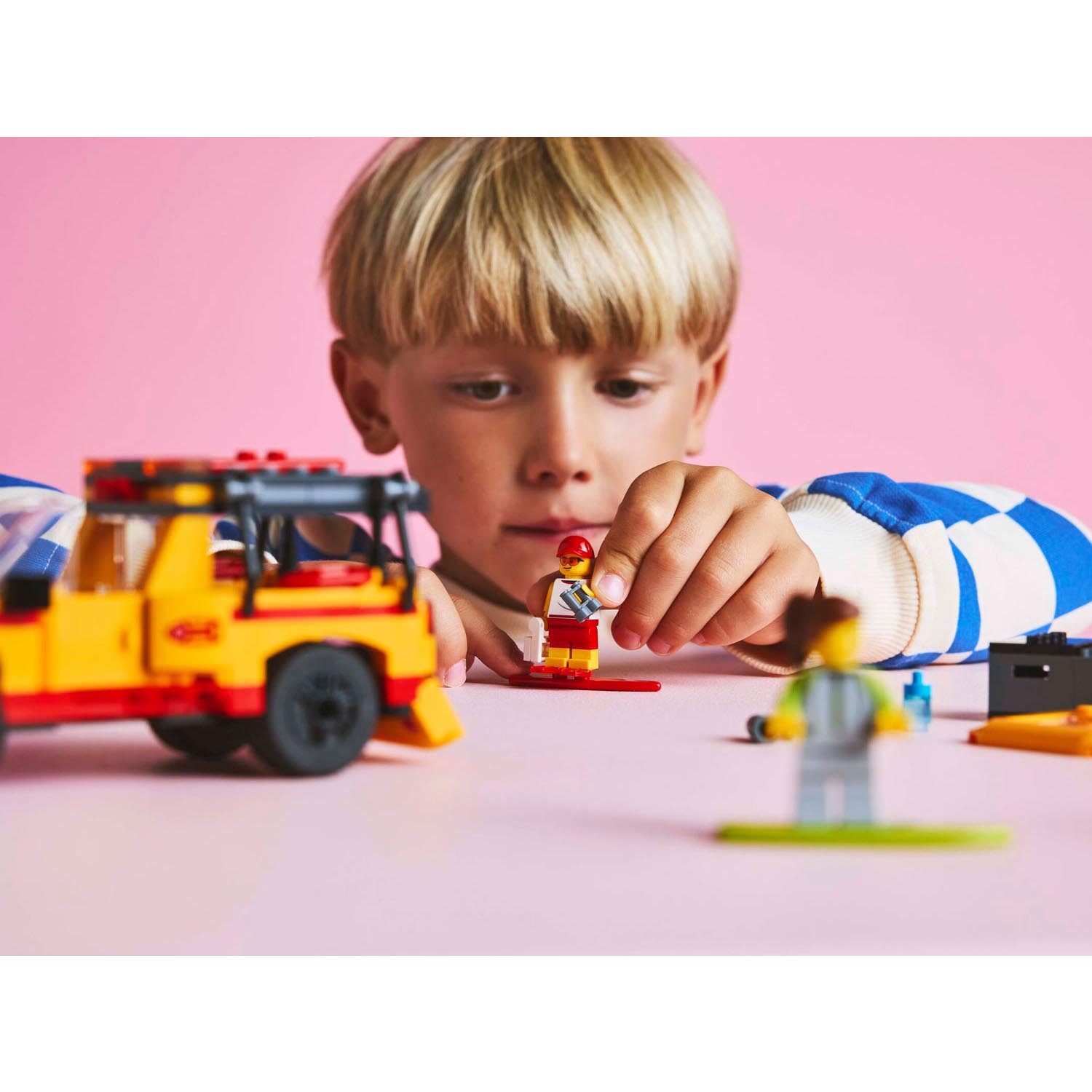 Конструктор LEGO City Пляжный Спасательный грузовик 214 дет. - фото 10