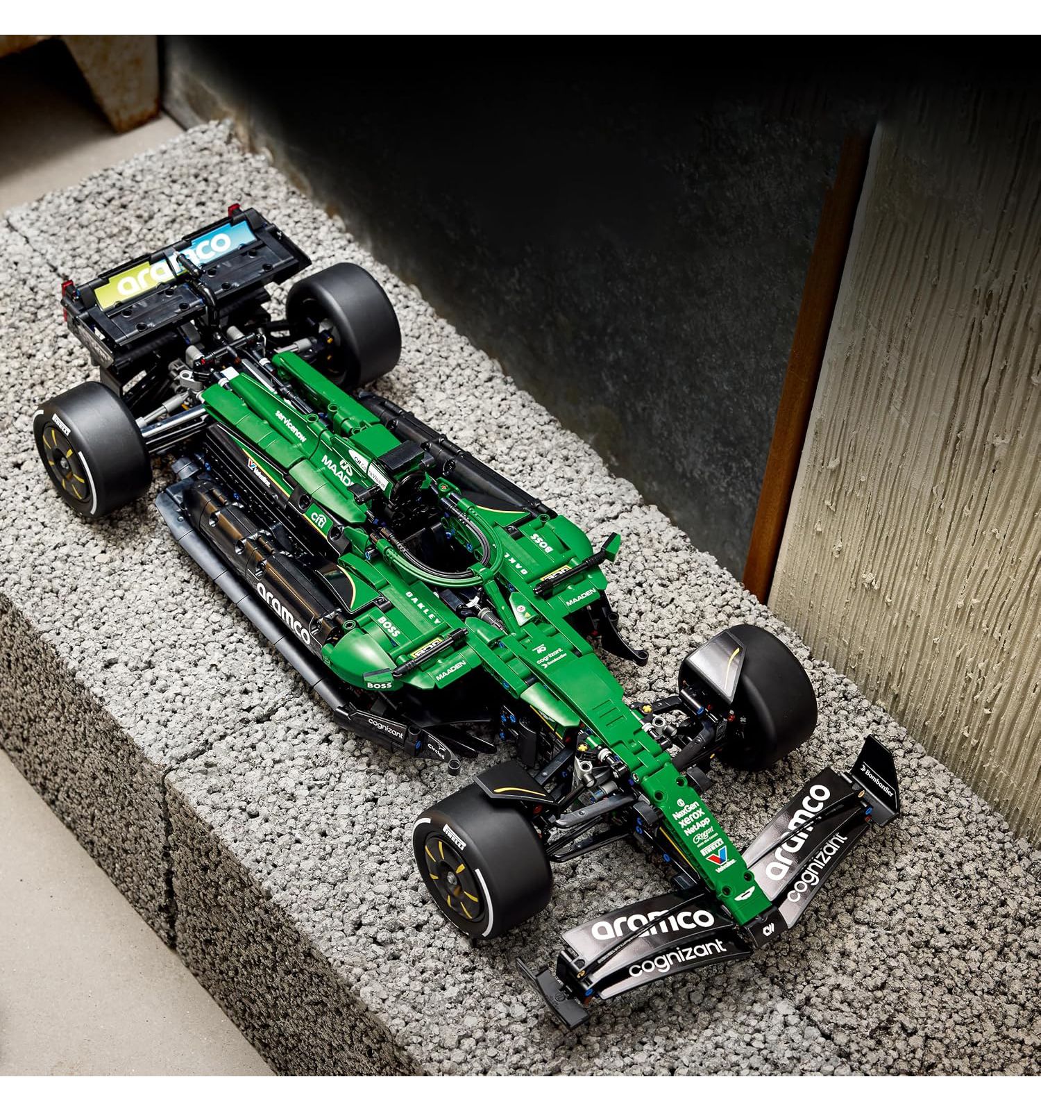 Конструктор LEGO Technic Aston Martin Aramco AMR25 F1 1547 дет. - фото 3
