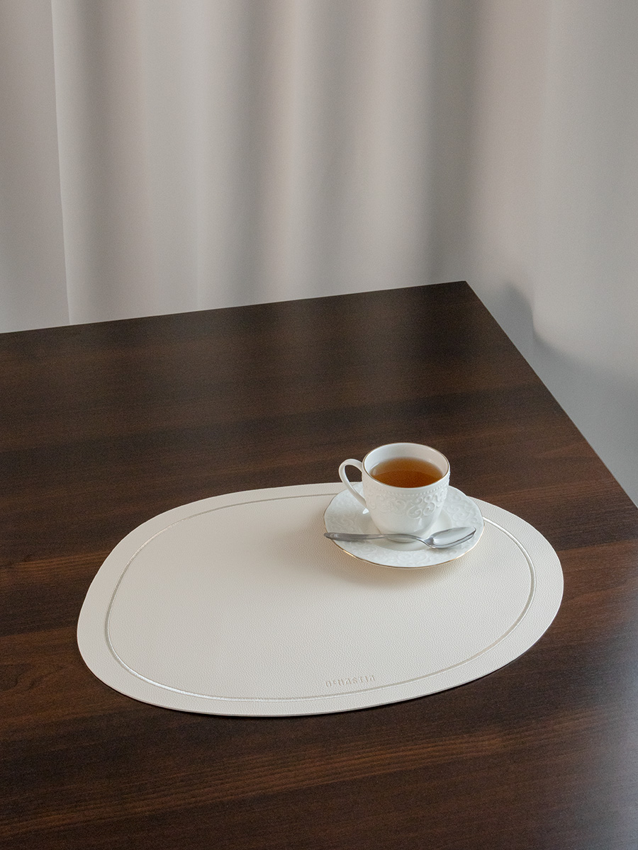 Салфетка сервировочная DeNASTIA с отстрочкой 44х33 см экокожа молочный E000602 - фото 1