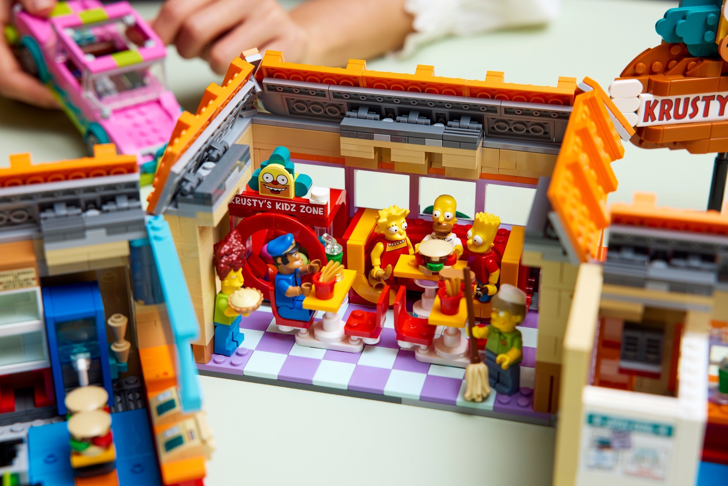 Конструктор LEGO Icons 10352 1635 дет. - фото 3