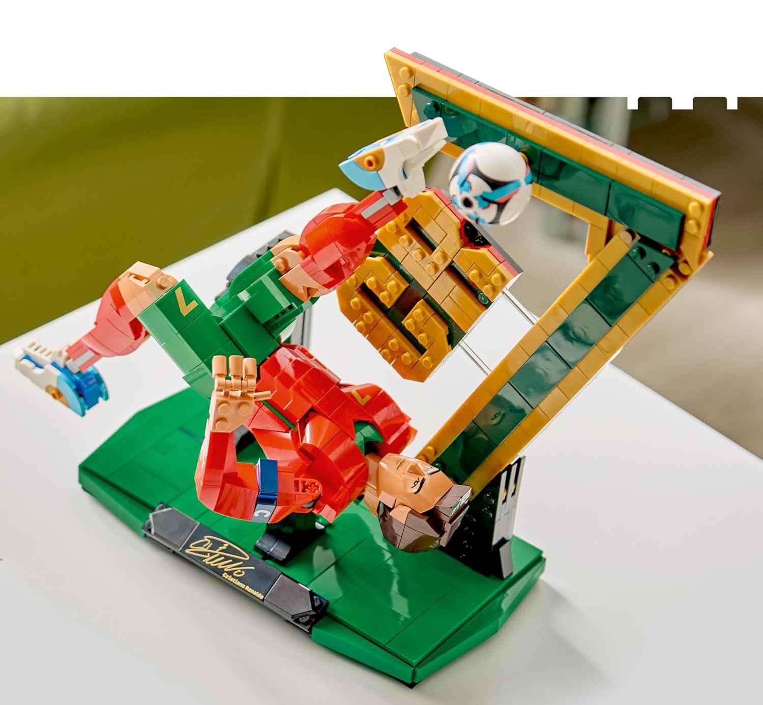 Конструктор LEGO Editions Роналду-футбольная легенда 854 дет. - фото 3