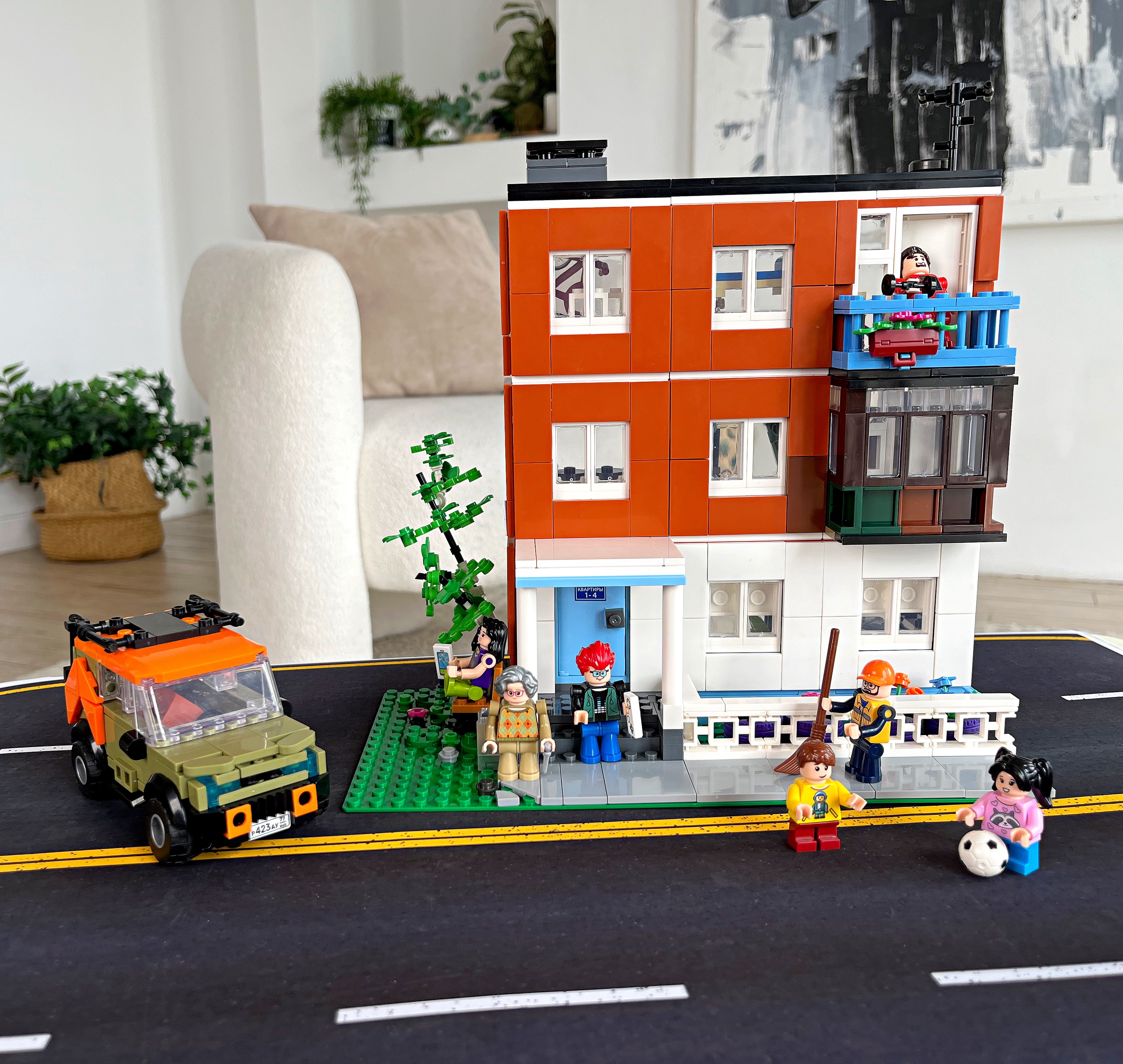 Конструктор brick labs Жилой дом Бриксити из мини-блоков 1097 дет. - фото 3