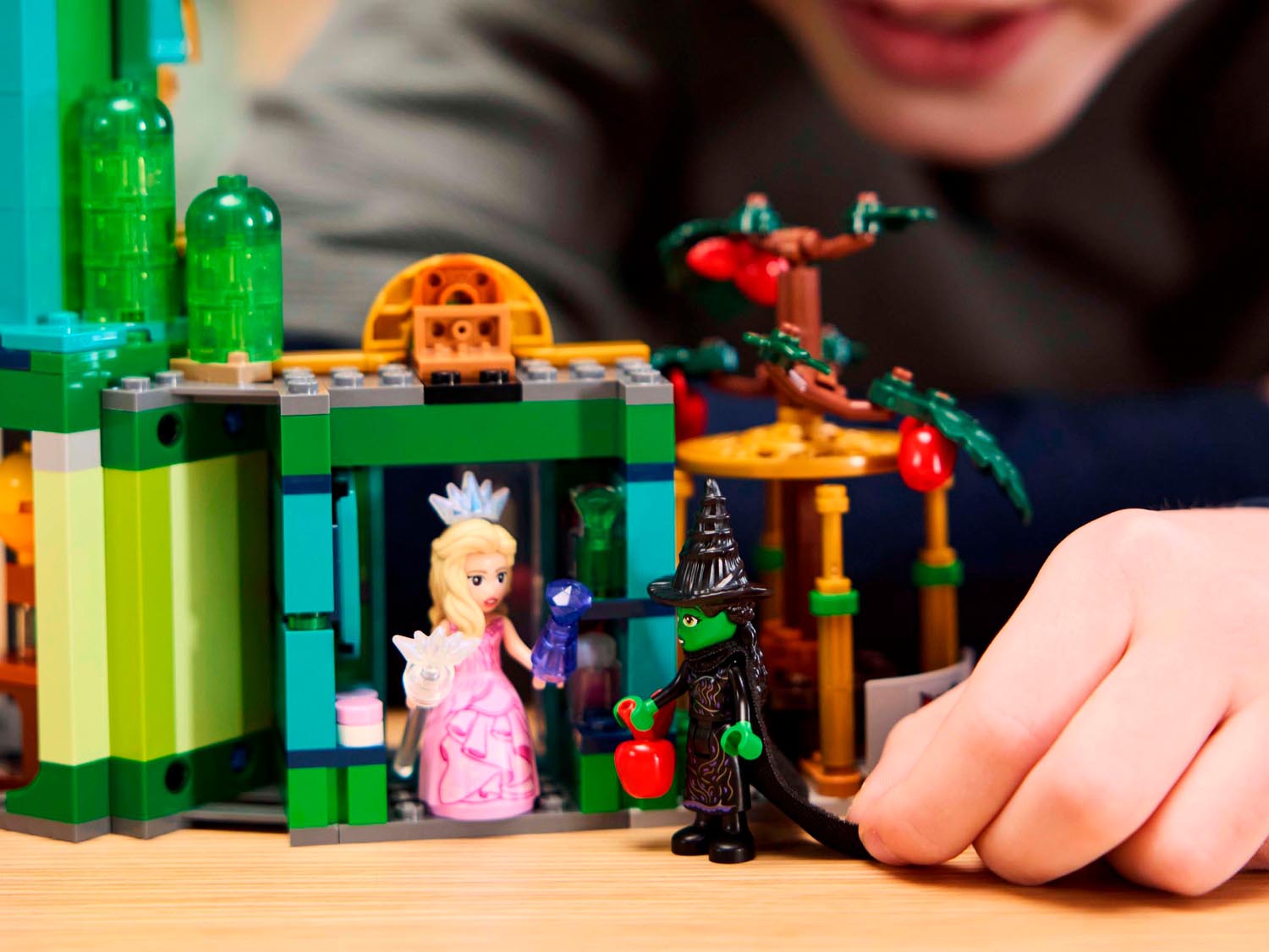Конструктор LEGO Disney Princess Изумрудный город 945 дет. - фото 11