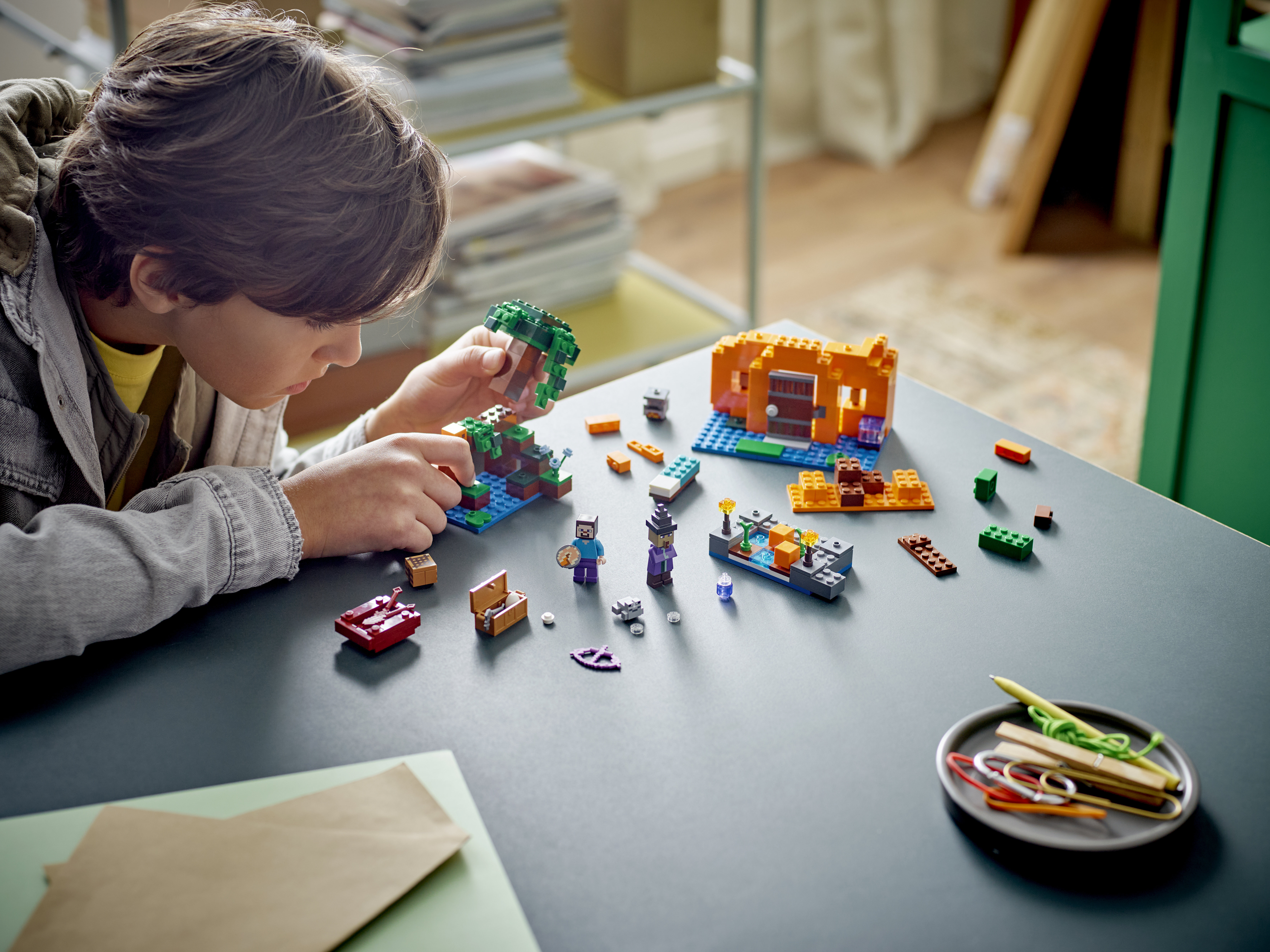 Конструктор LEGO Minecraft The Pumpkin Farm 257 дет. - фото 17