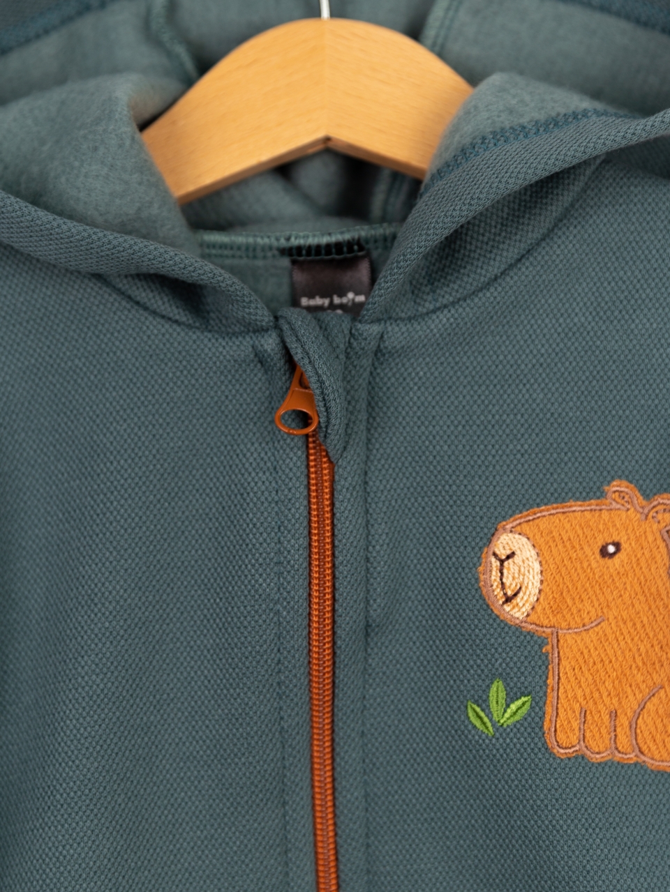 Костюм Baby boom КД573/1-Ф пике аппликация капибара полынь - фото 4