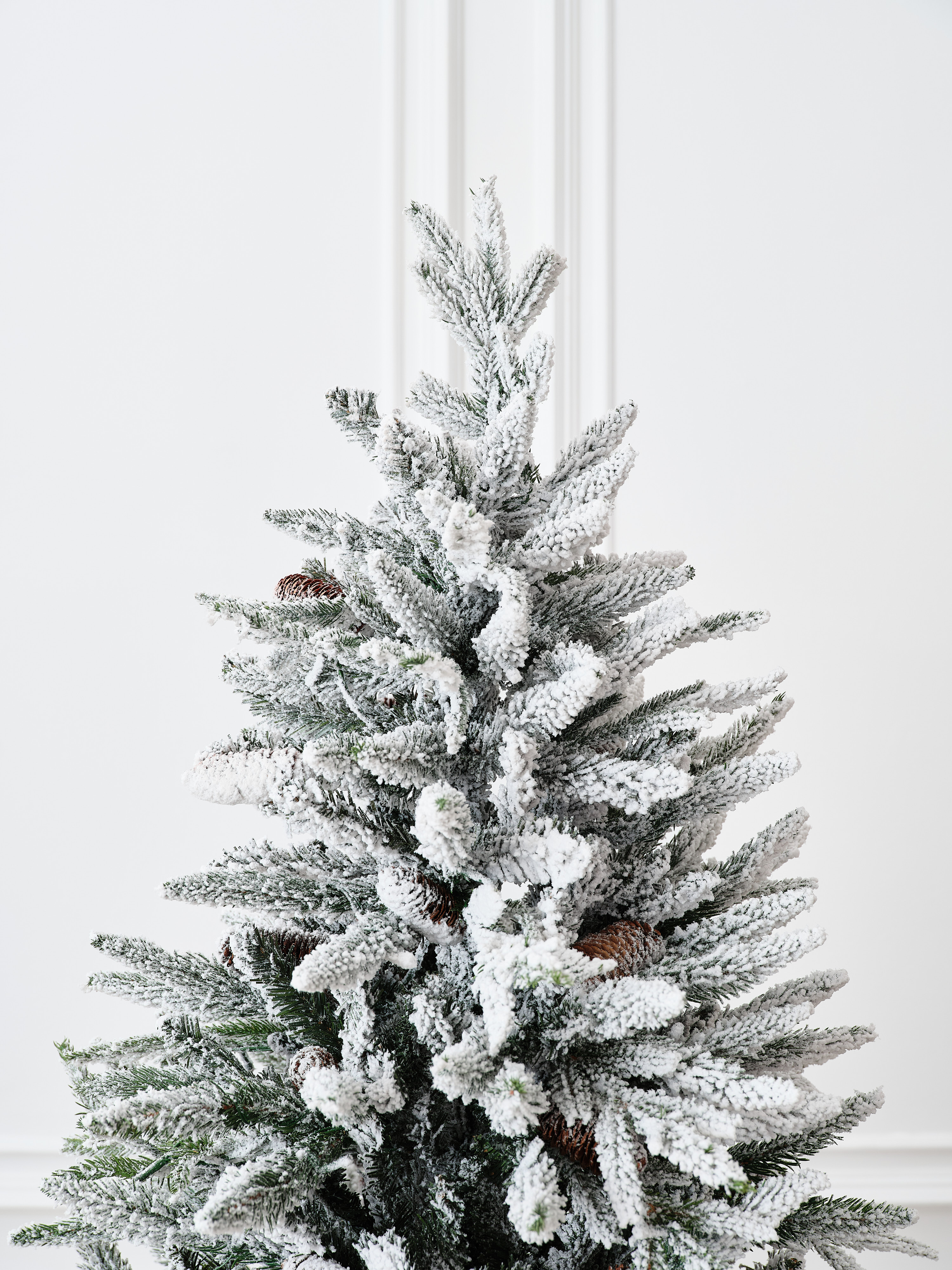 Елка искусственная BINOSHE Ile Grande заснеженная с шишкой 240 см - фото 2