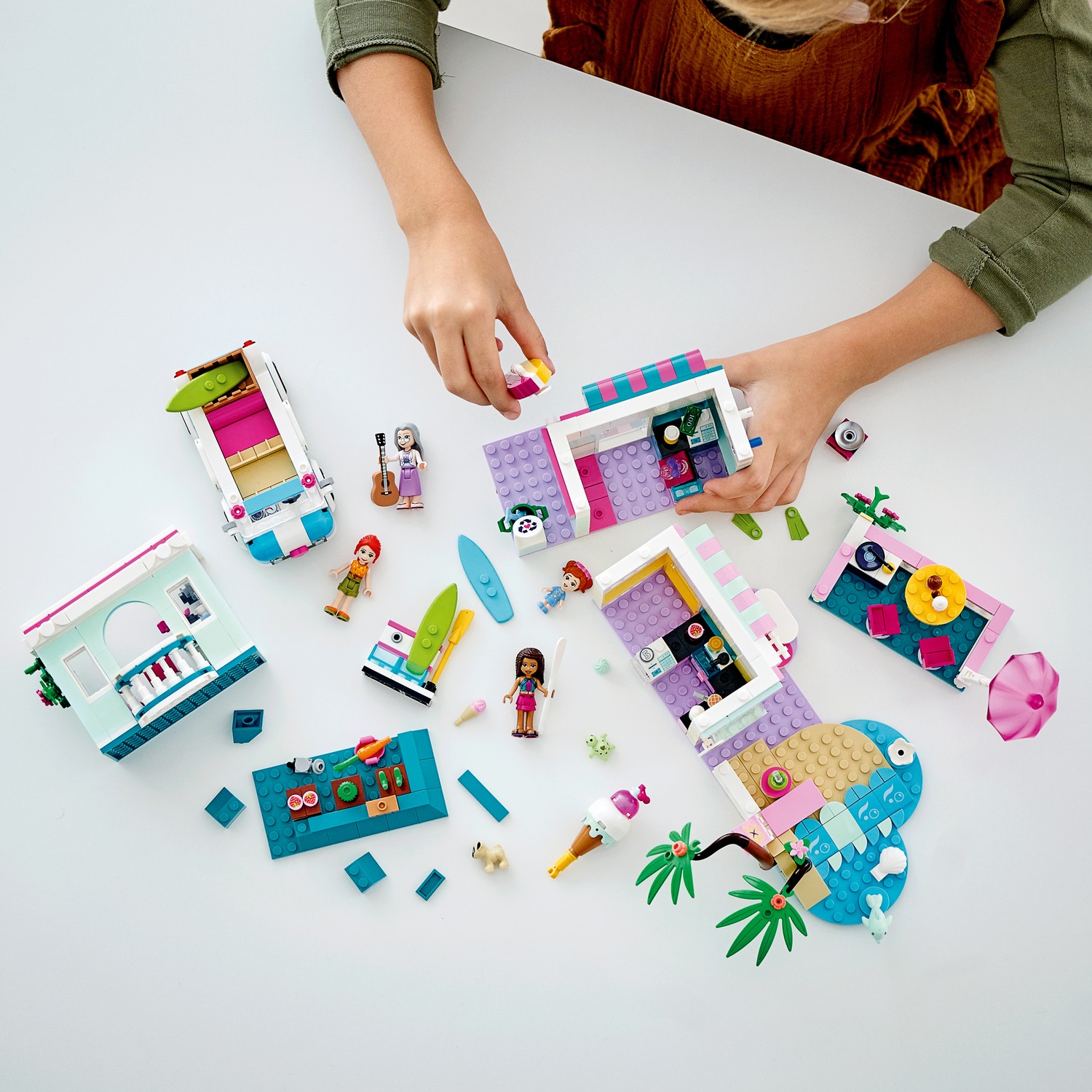 Конструктор LEGO Friends Серферский дом на берегу 685 дет. - фото 9