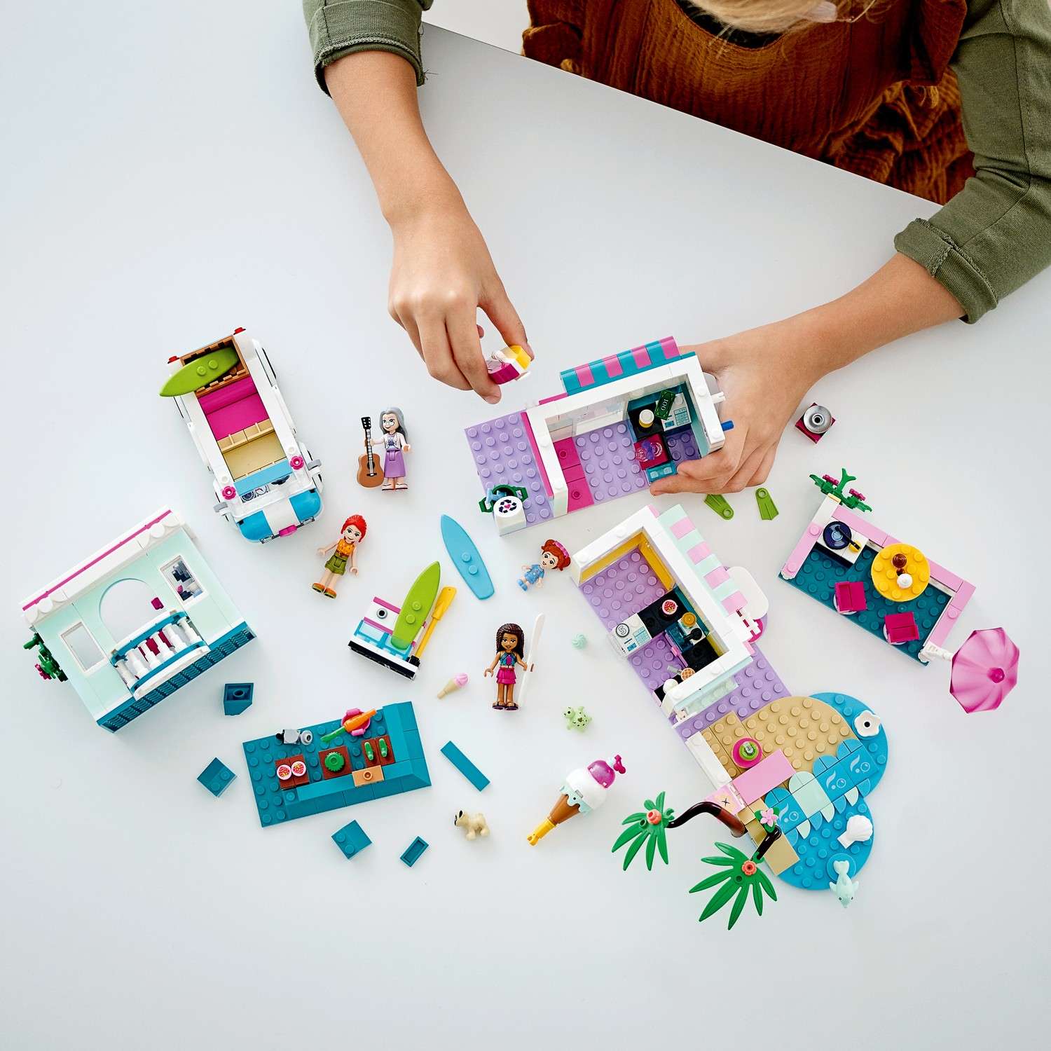 Конструктор LEGO Friends Серферский дом на берегу 685 дет. - фото 9