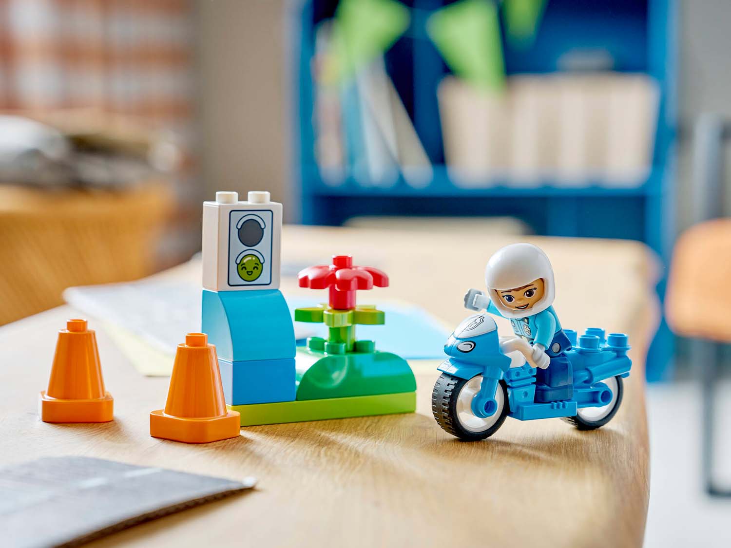 Конструктор LEGO DUPLO Синий полицейский мотоцикл 11 дет. - фото 7