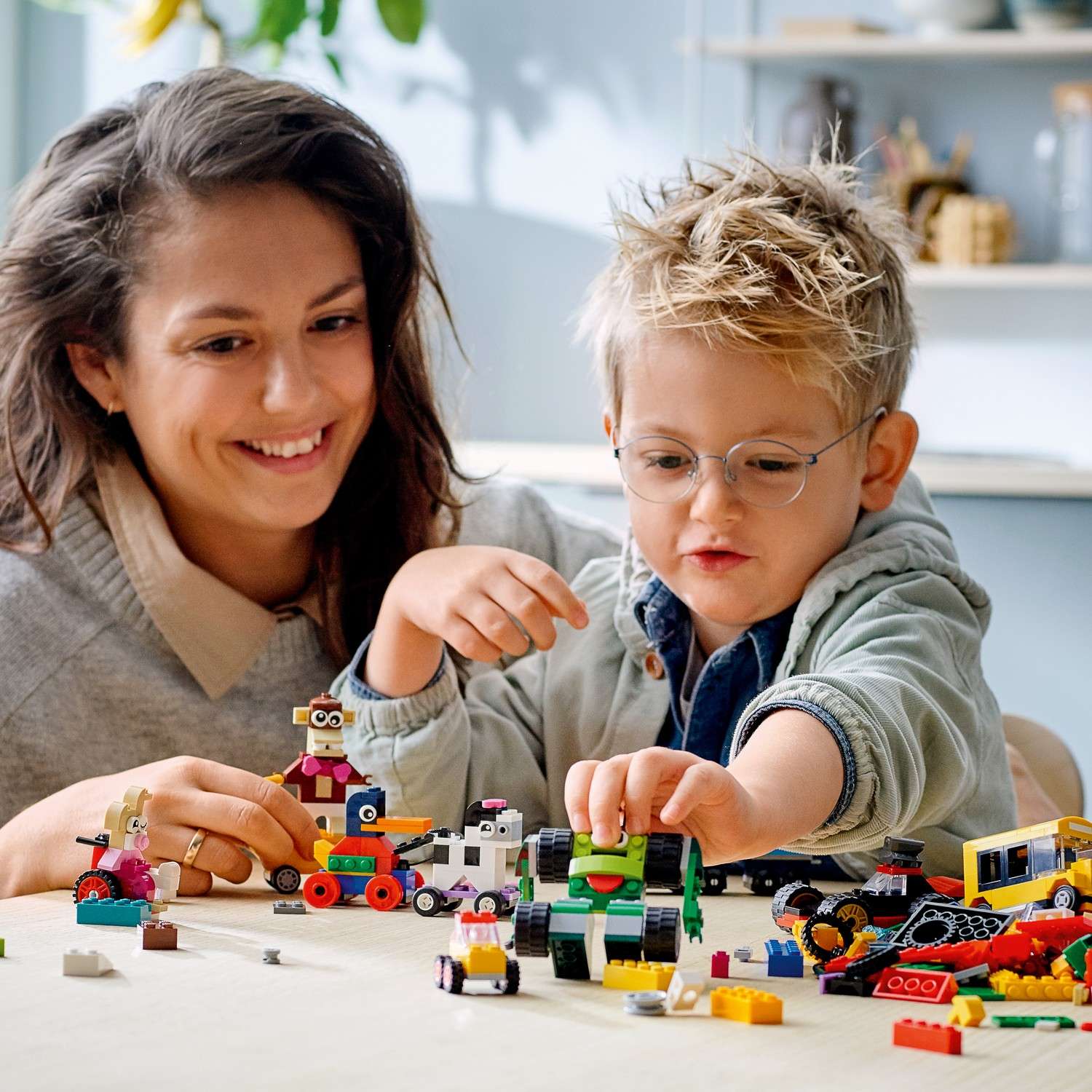Конструктор LEGO Classic Кубики и колёса блочный - фото 10