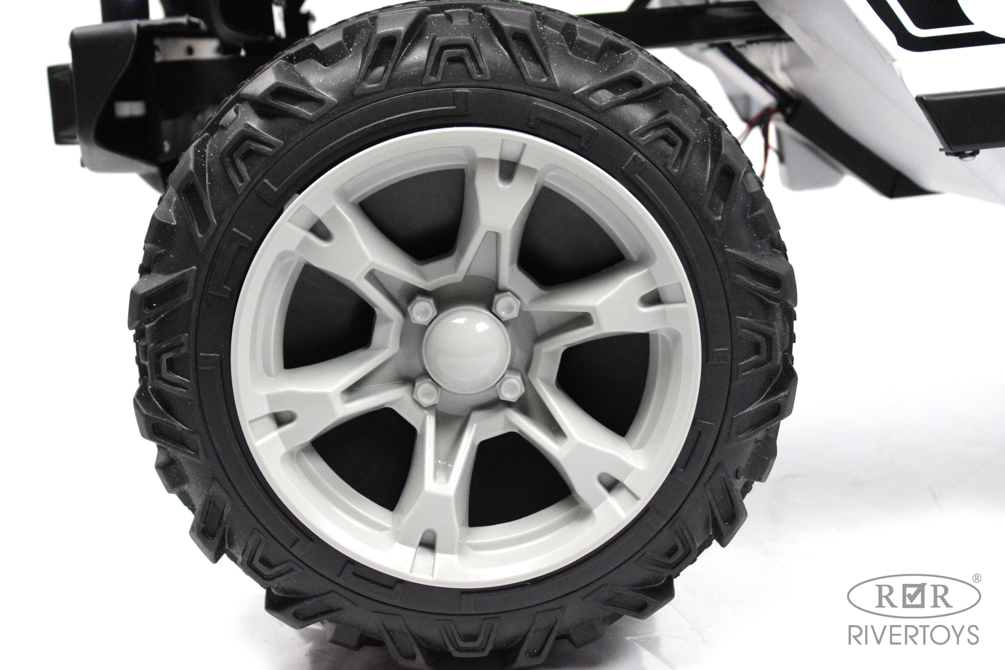 Электромобиль RIVERTOYS T222TT-4WD-WHITE С пультом ДУ - фото 18