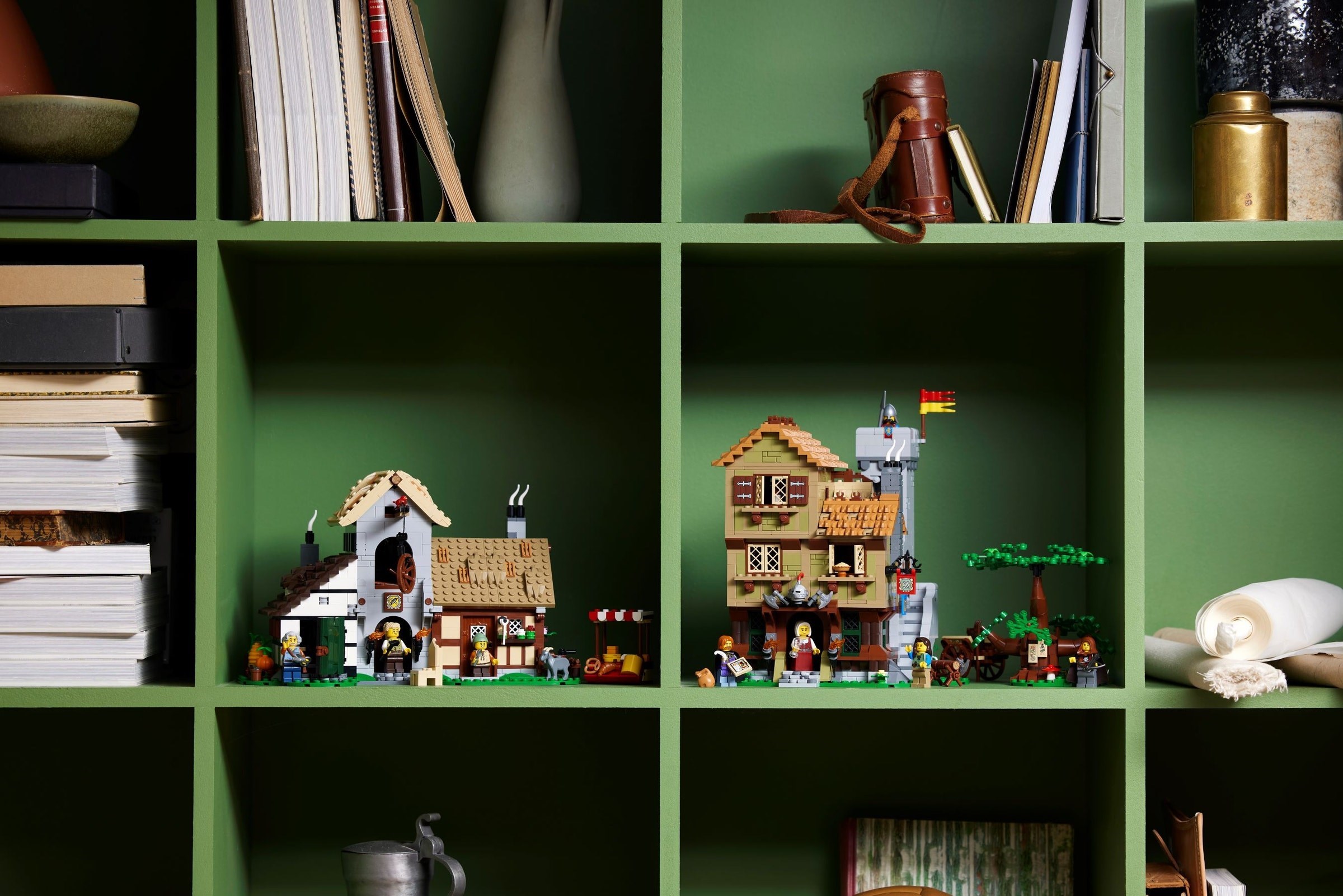 Конструктор LEGO Icons 10332 3304 дет. - фото 2
