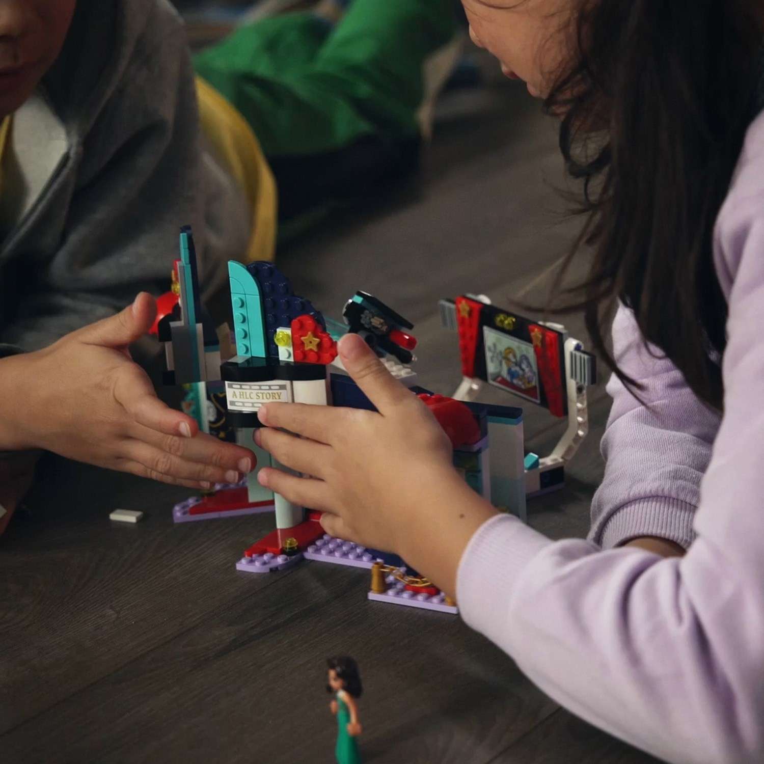 Конструктор LEGO Friends Кинотеатр Хартлейк-Сити 451 дет. - фото 10