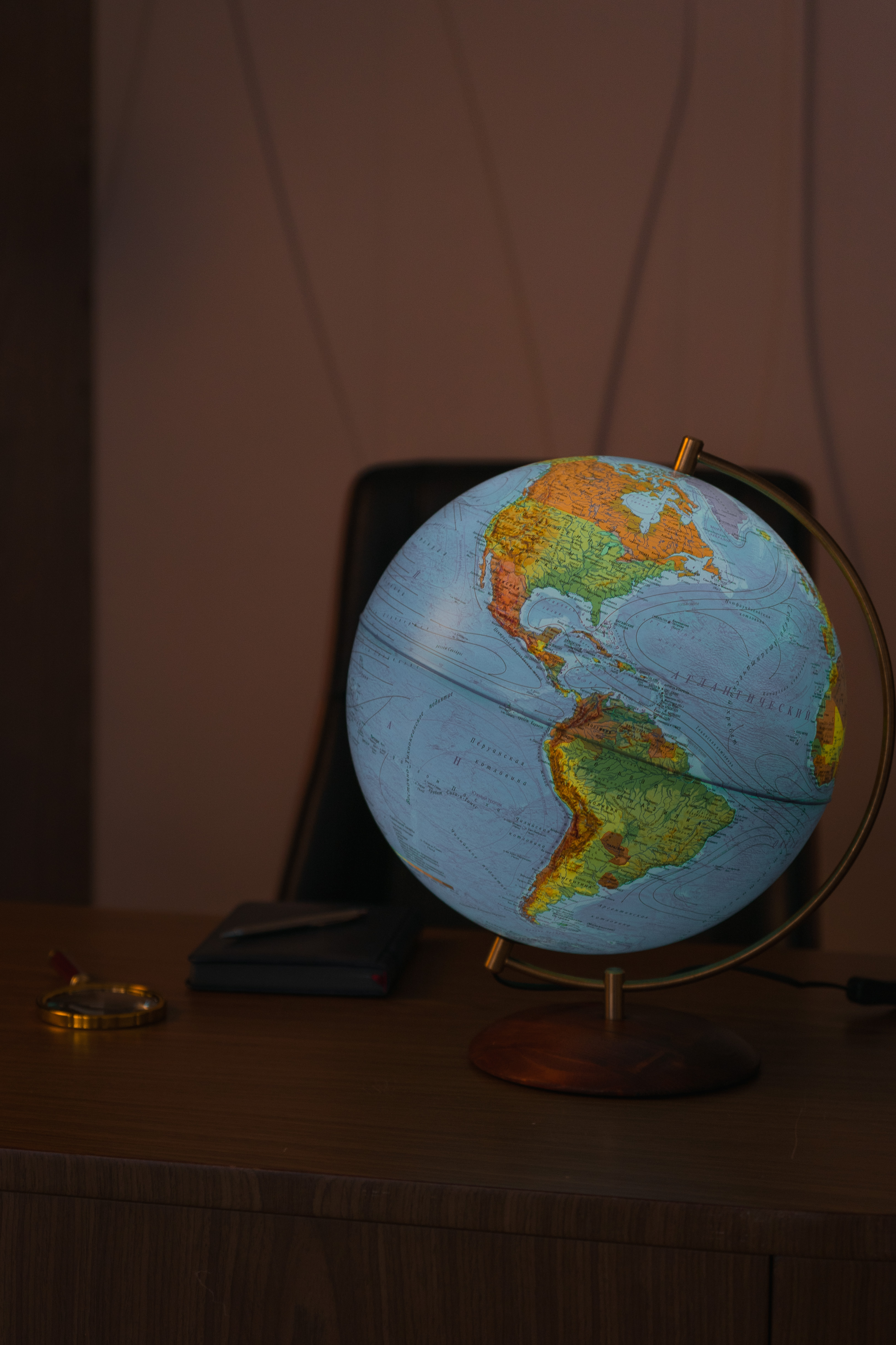 Глобус Globen Земля на подставке из натурального дерева с LED-подсветкой 32 см - фото 11