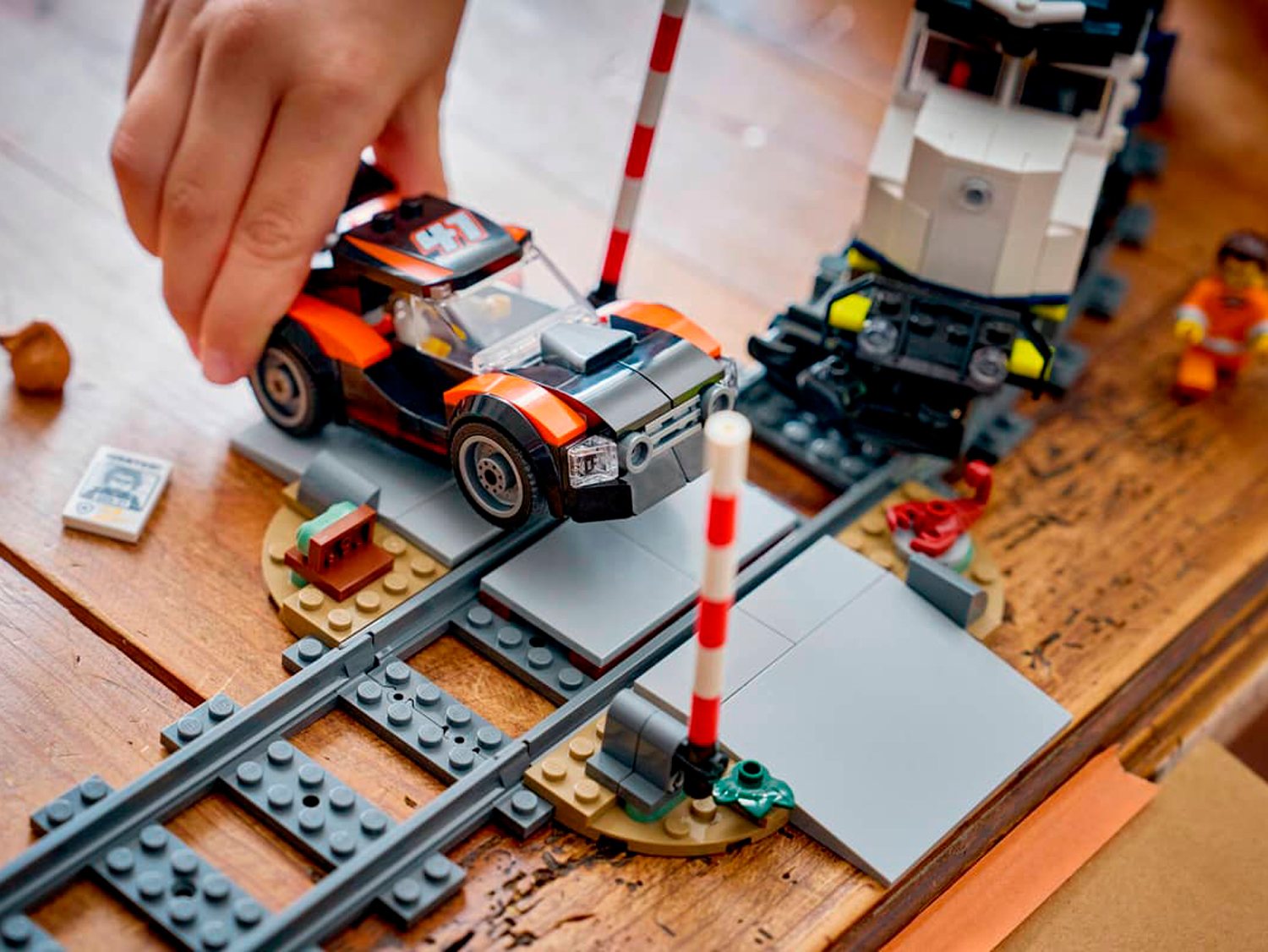 Конструктор LEGO City Ограбление полицейского поезда 1313 дет. - фото 14