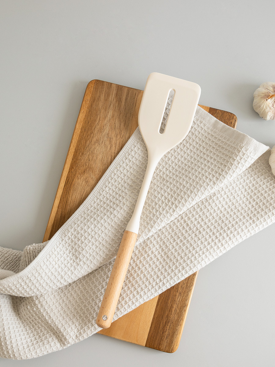 Лопатка кулинарная DeNASTIA Силвуд 33x7x4.4 см силикон бук молочный A000350 - фото 6