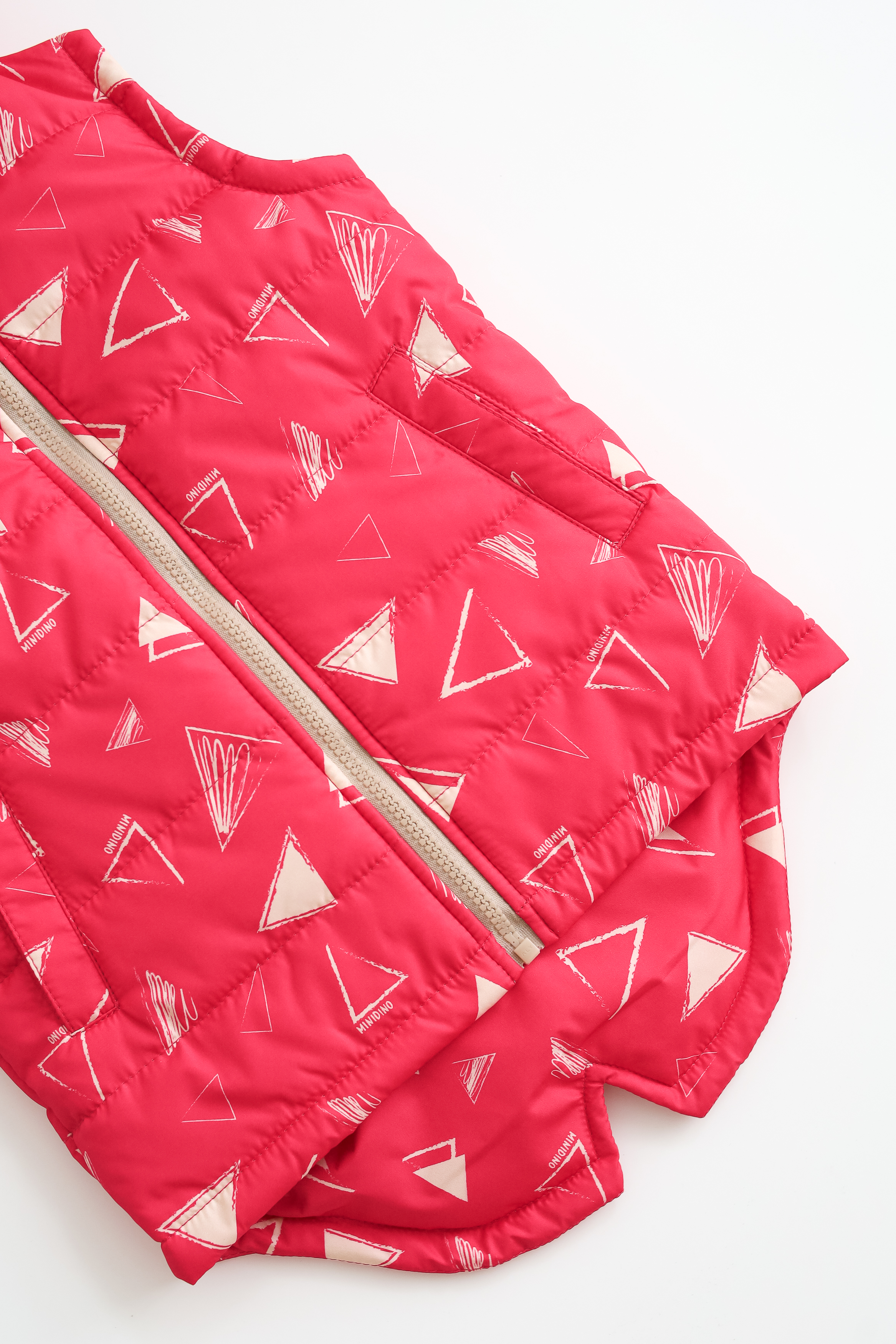 Жилет MINIDINO М010/1/ДЖилет утепленный детский Дино принт треугольник пион - фото 8