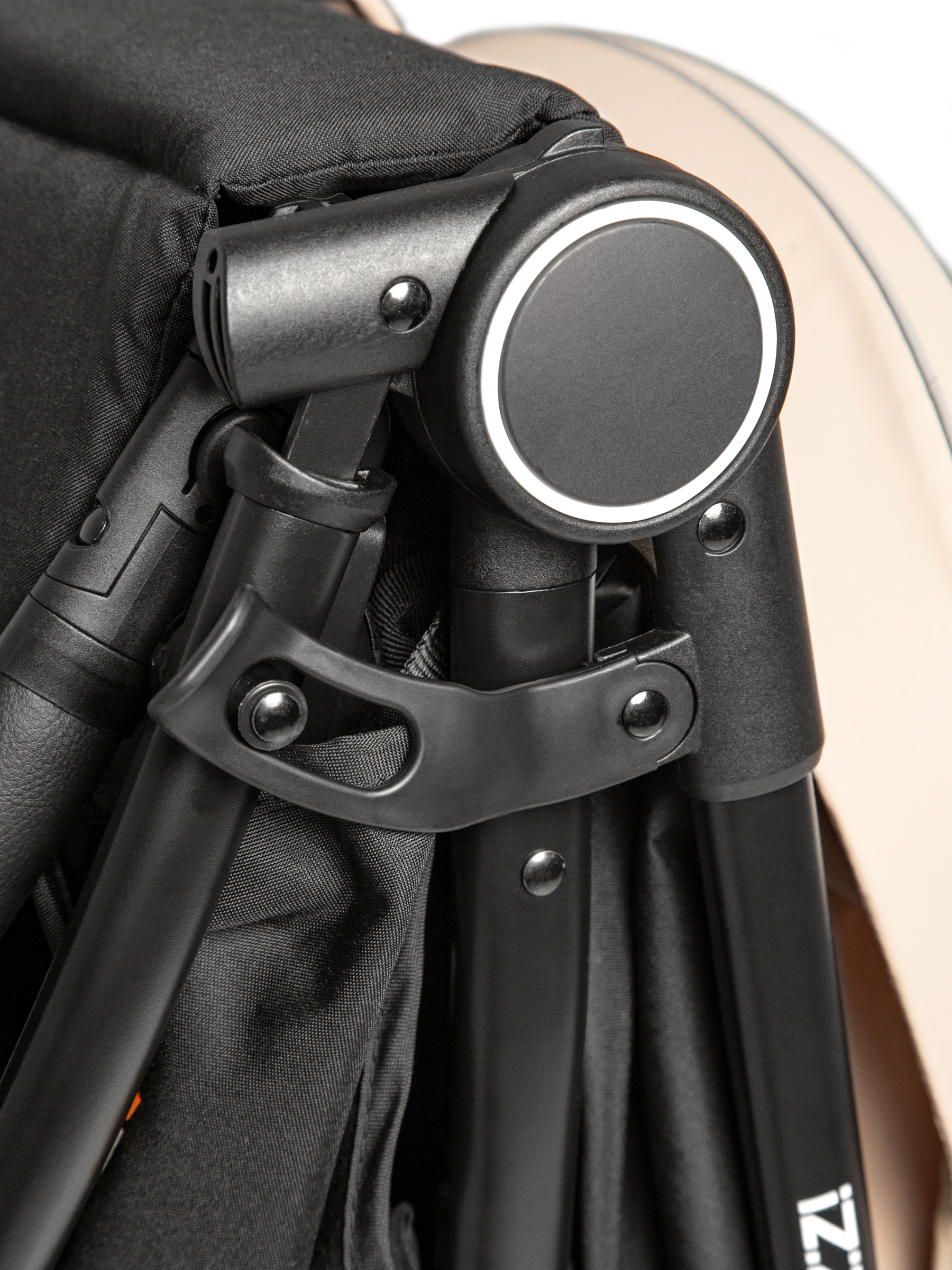 Коляска прогулочная iZZi для путешествий черный - фото 20