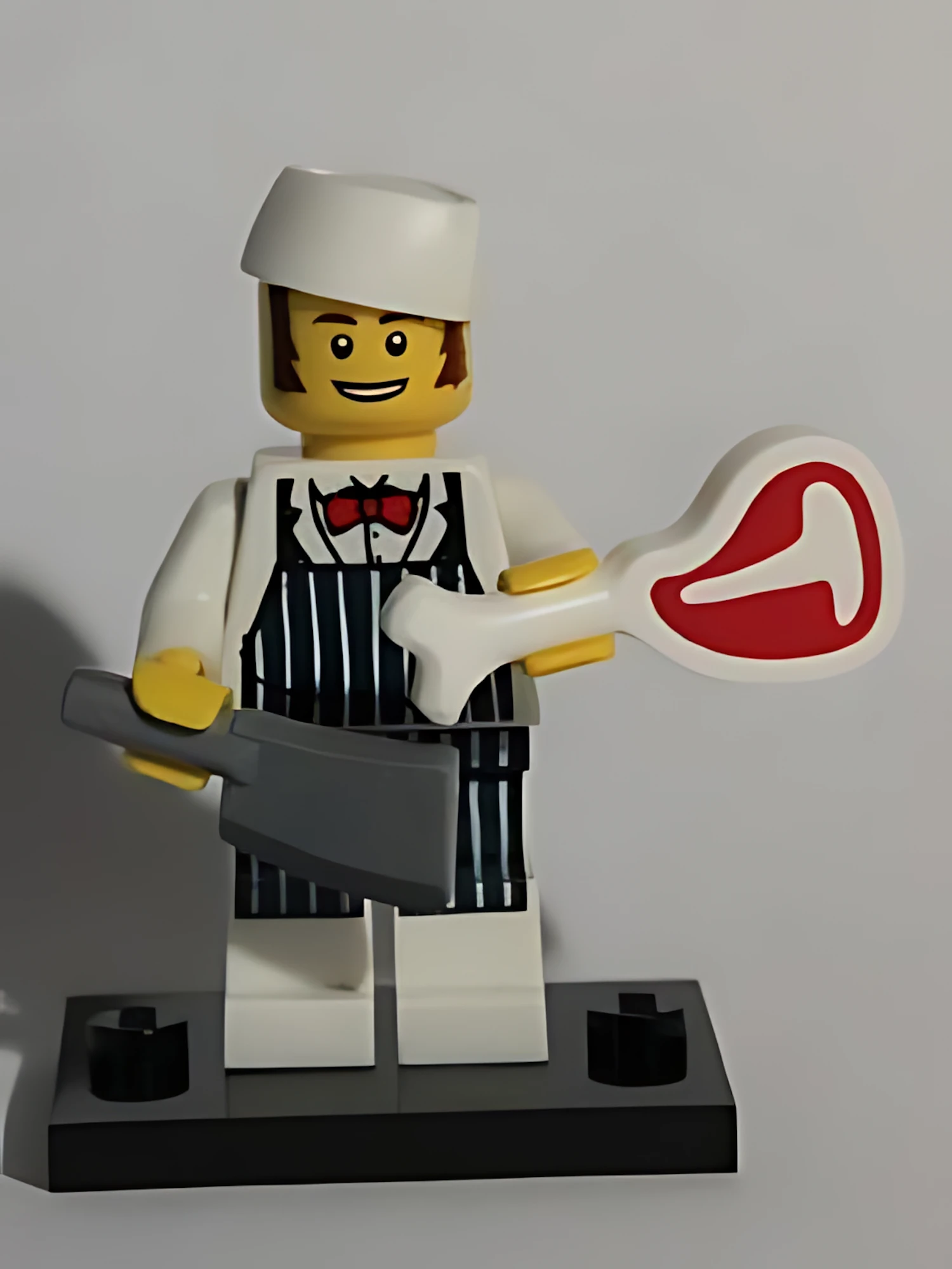 Изображение товара Фигурка LEGO Butcher с аксессуарами, 3 детали, подставка Изображение товара Фигурка LEGO Butcher с аксессуарами, 3 детали, подставка