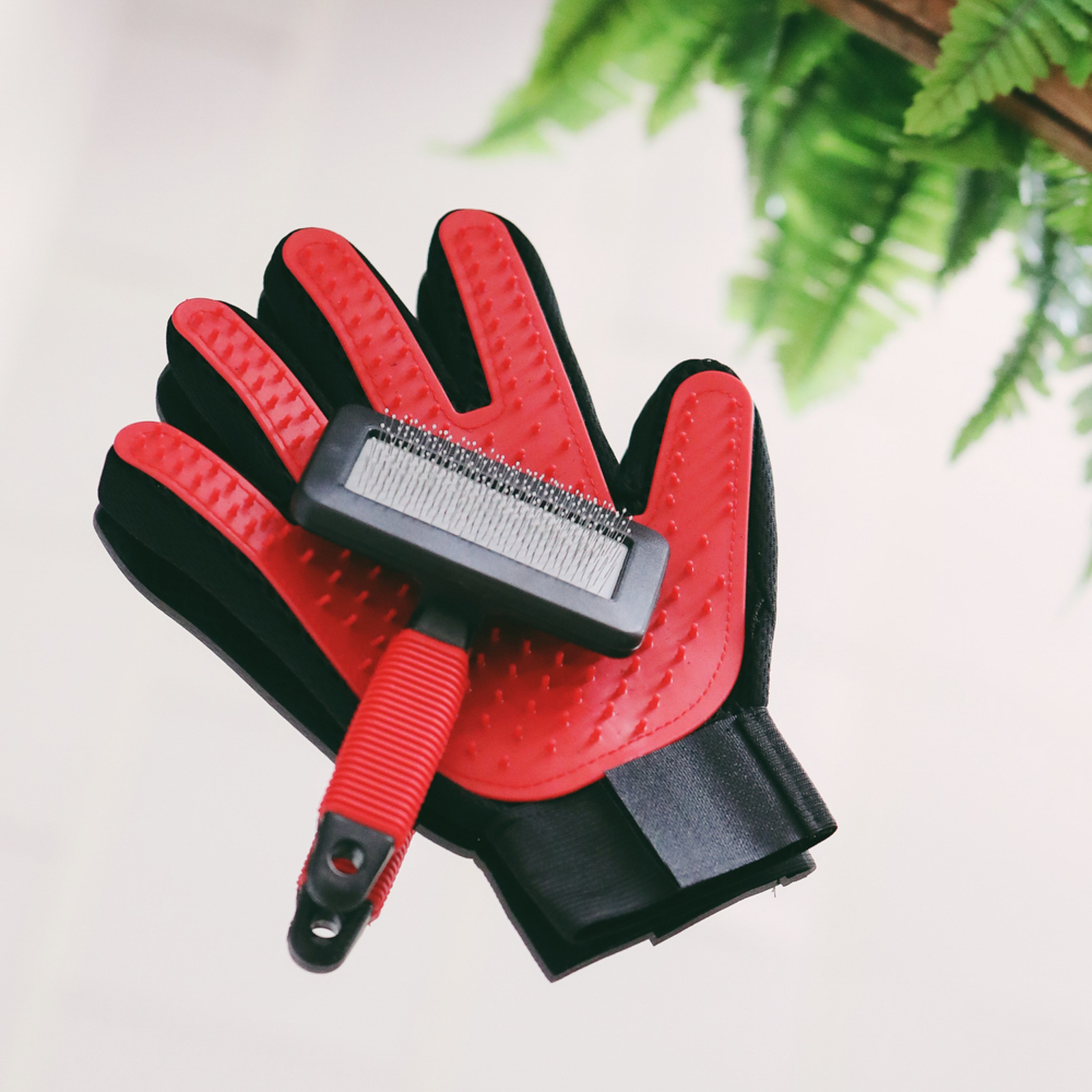 Перчатка для животных Не один дома Чистюля для вычесывания 23*18*4см красная - фото 5