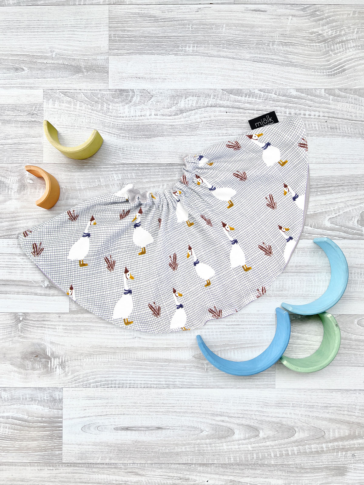 Изображение товара Двусторонний нагрудник Mjolk Гуси из мягкого хлопка для малышей