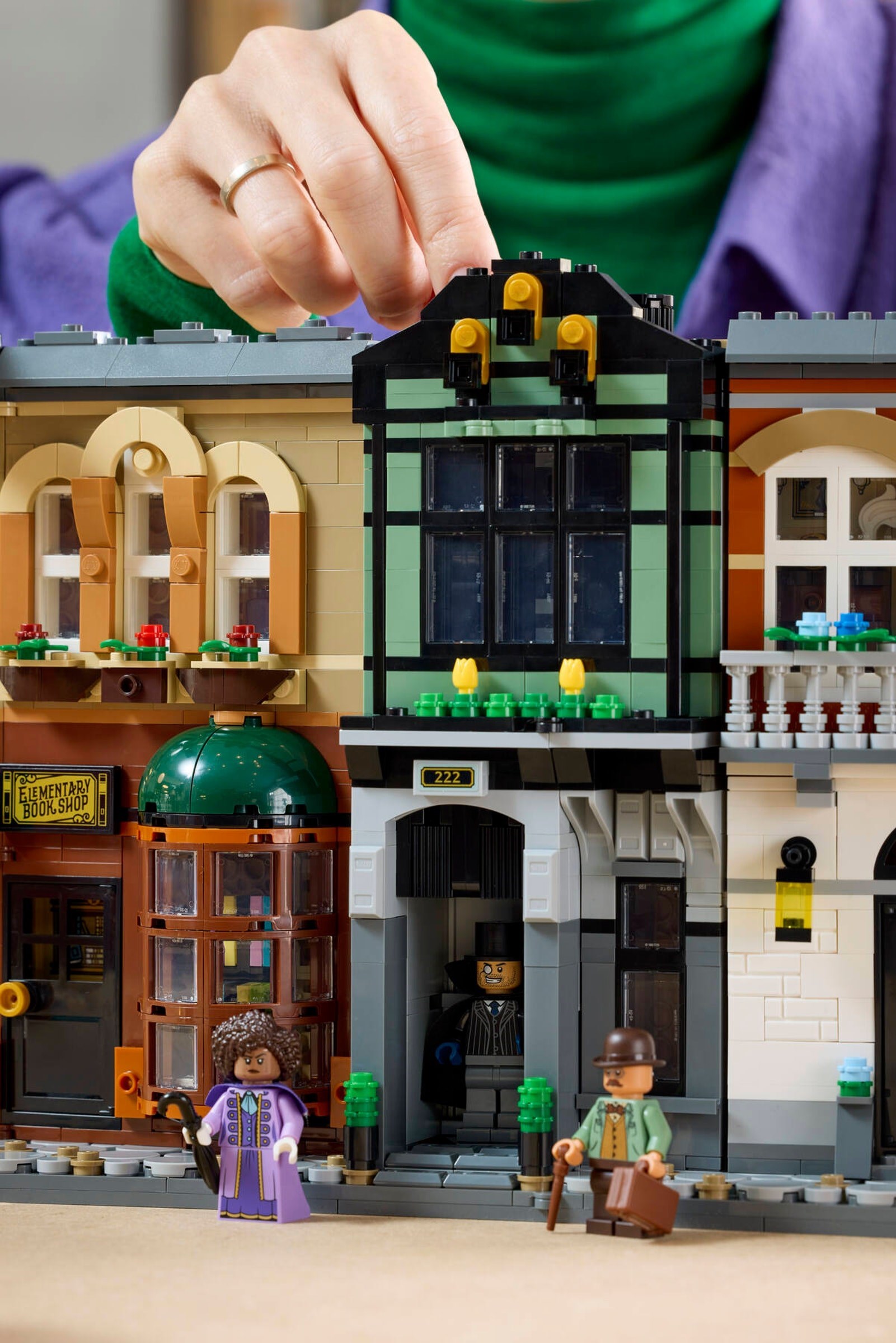 Конструктор LEGO Icons 10351 1359 дет. - фото 3