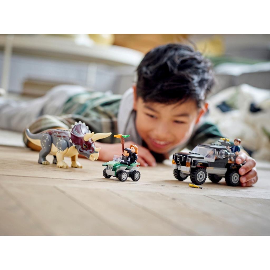 Конструктор LEGO Jurassic World Нападение Трицератопс на пикап блочный - фото 9