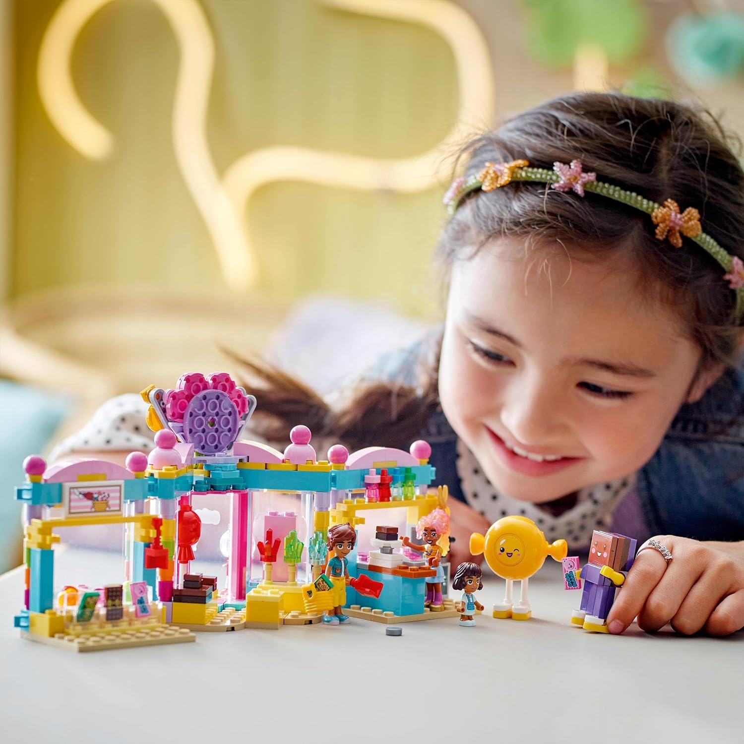 Конструктор LEGO Friends Кондитерская Хартлейк Сити блочный - фото 7