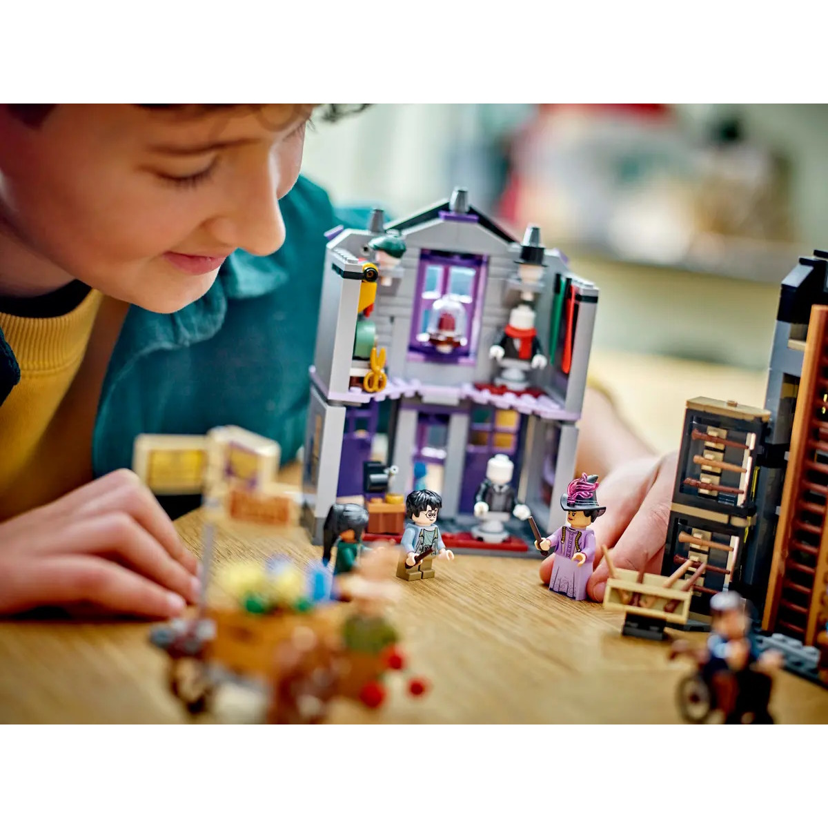Конструктор LEGO Harry Potter Ollivander and M. Malkin Robes блочный - фото 10