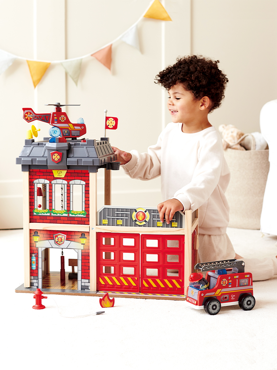 Игрушка Hape Пожарный (инструменты, экипировка) - фото 2