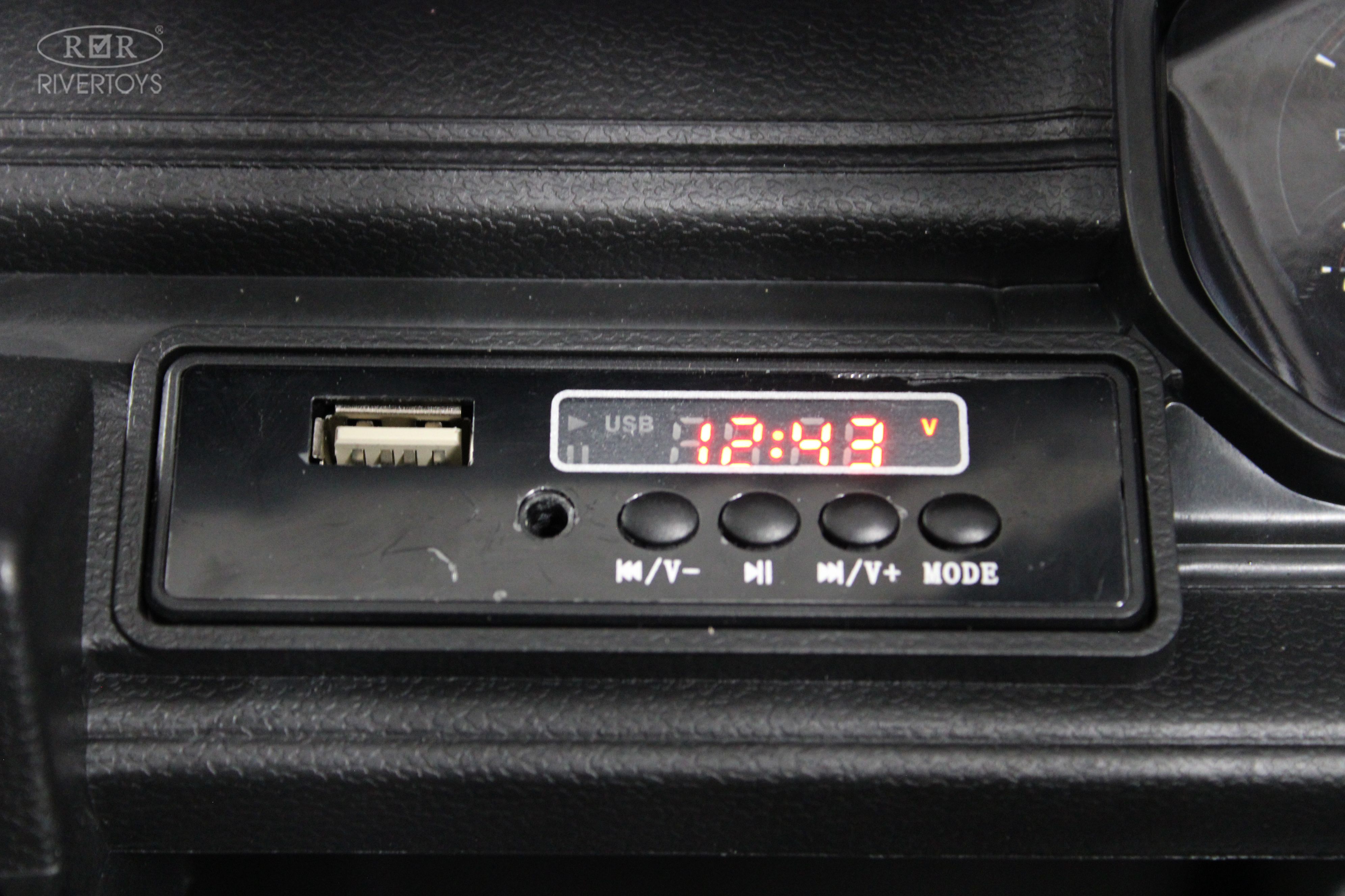 Электромобиль RIVERTOYS O111OO-RAM-BLACK С пультом ДУ - фото 21