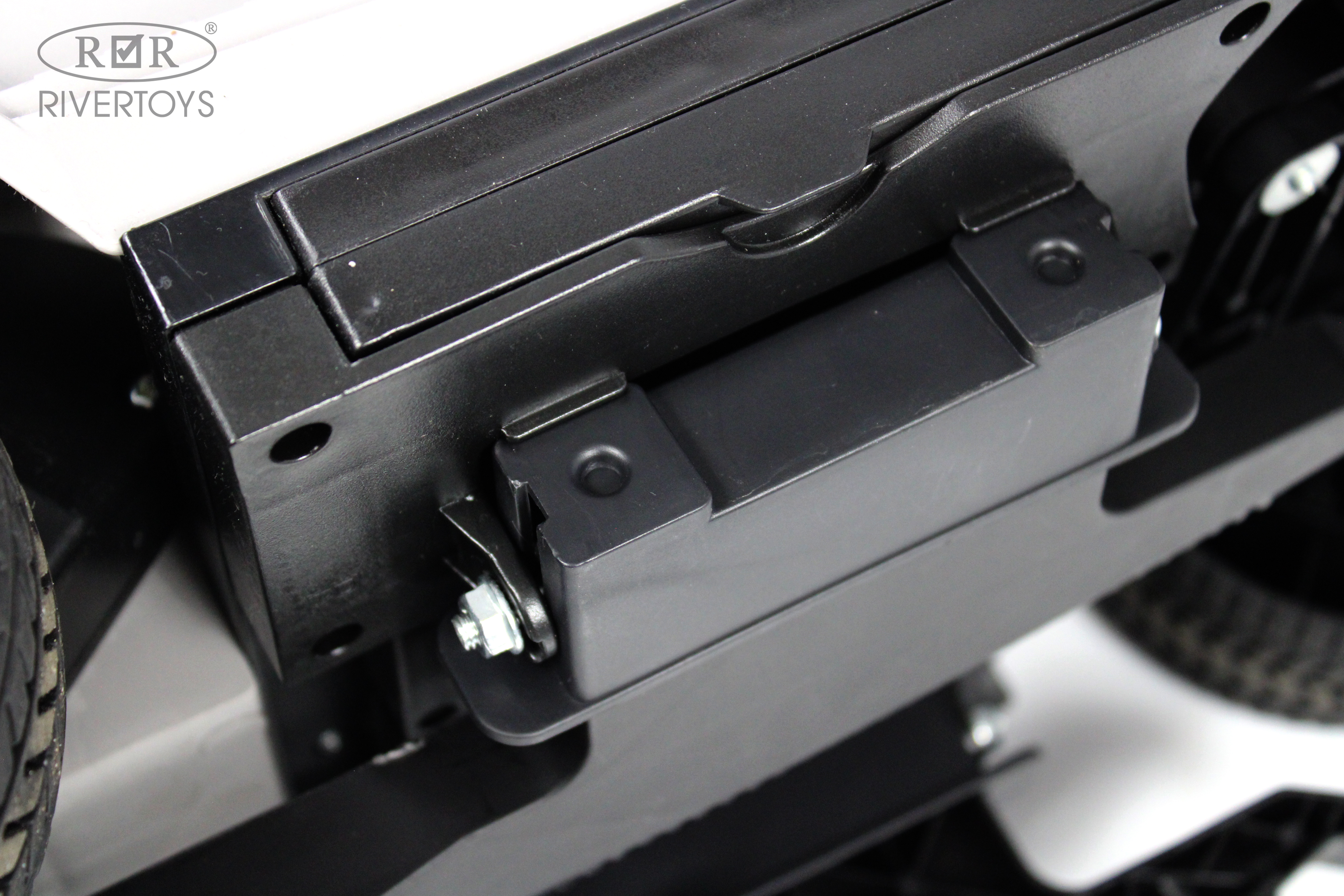 Электромобиль RIVERTOYS Mercedes Z001ZZ-A-GREY-DIAMOND С пультом ДУ - фото 30