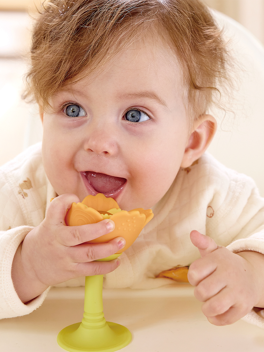 Игрушка Hape погремушка Оранжевый цветок - фото 3