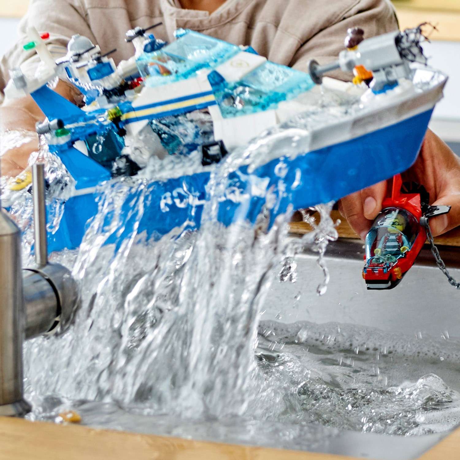 Конструктор LEGO City Police Катер патруля блочный - фото 10