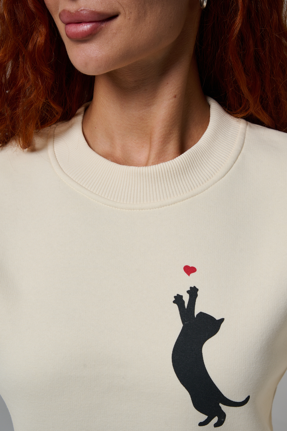 Свитшот Натали Суслова 8576 молочный+котик с сердцем - фото 7