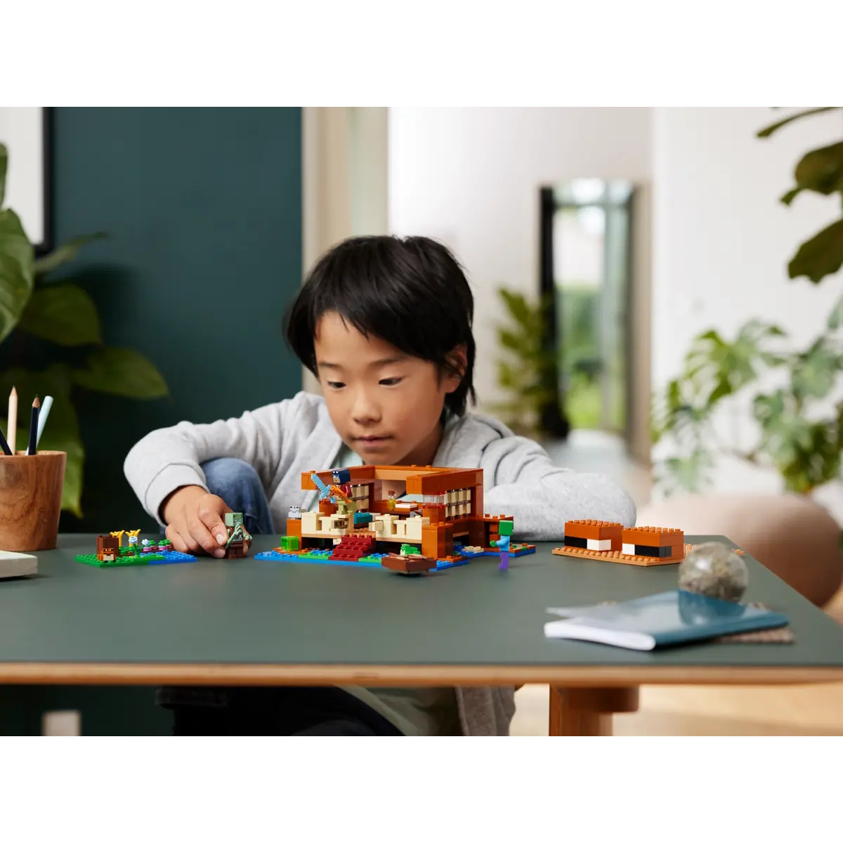 Конструктор LEGO Minecraft Лягушачий дом 400 дет. - фото 13