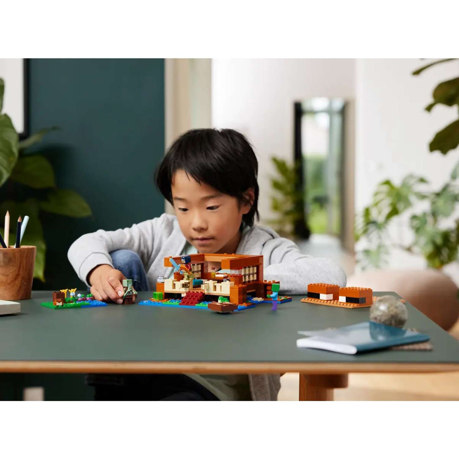 Конструктор LEGO Minecraft Лягушачий дом 400 дет. - фото 13